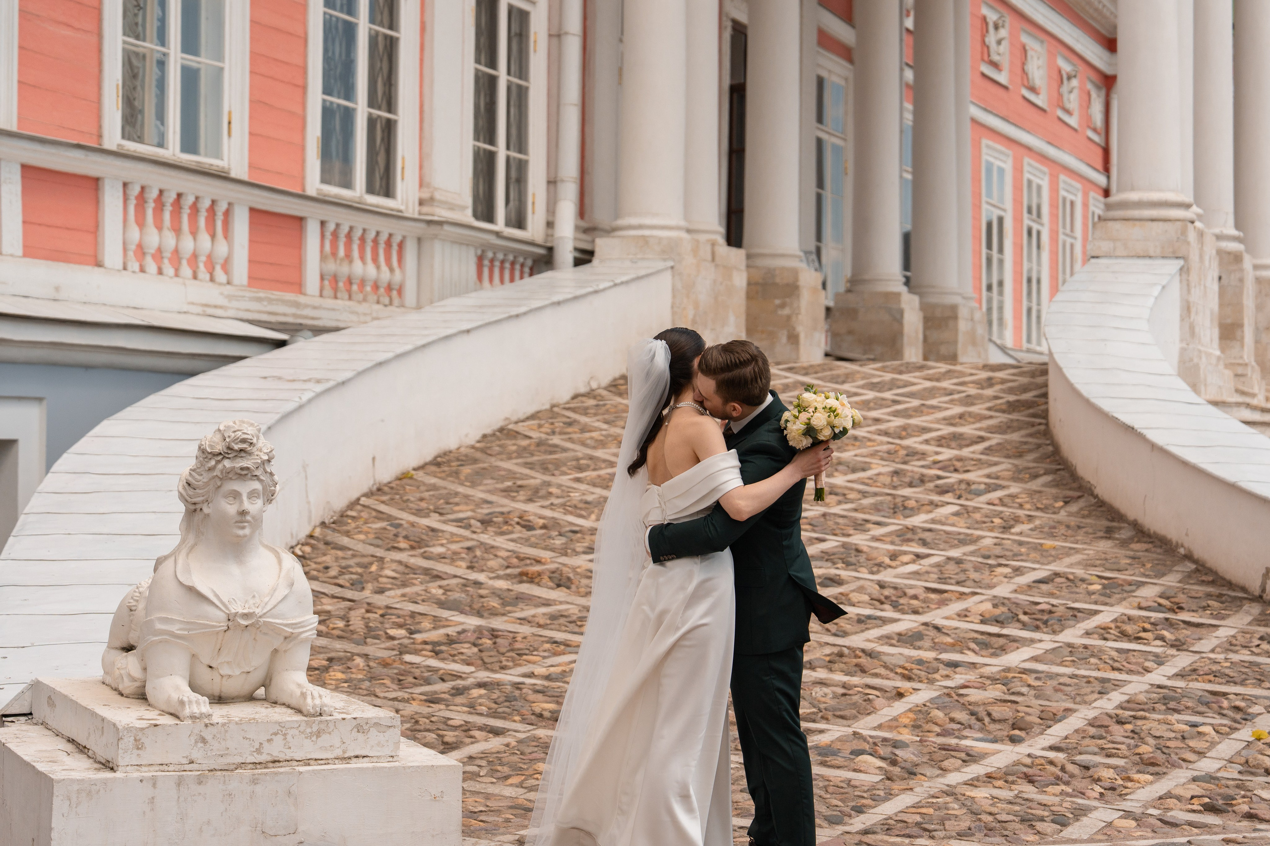 Влад и Илина в Кусково. Свадебный фотограф в Москве Анна Полушина