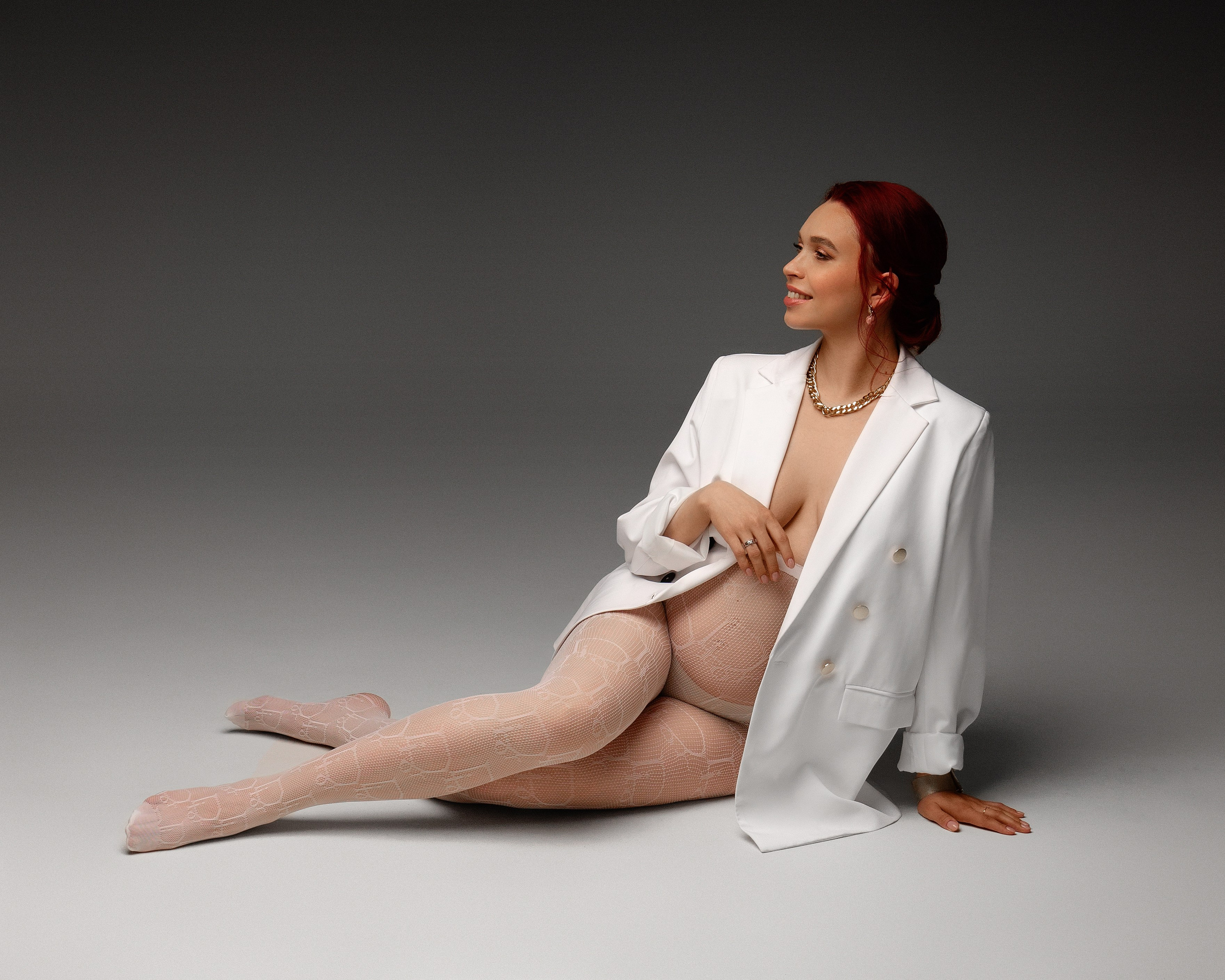 Пиджак и колготки Gucci, Dior. Фотограф беременности в Екатеринбурге Илона Филатьева