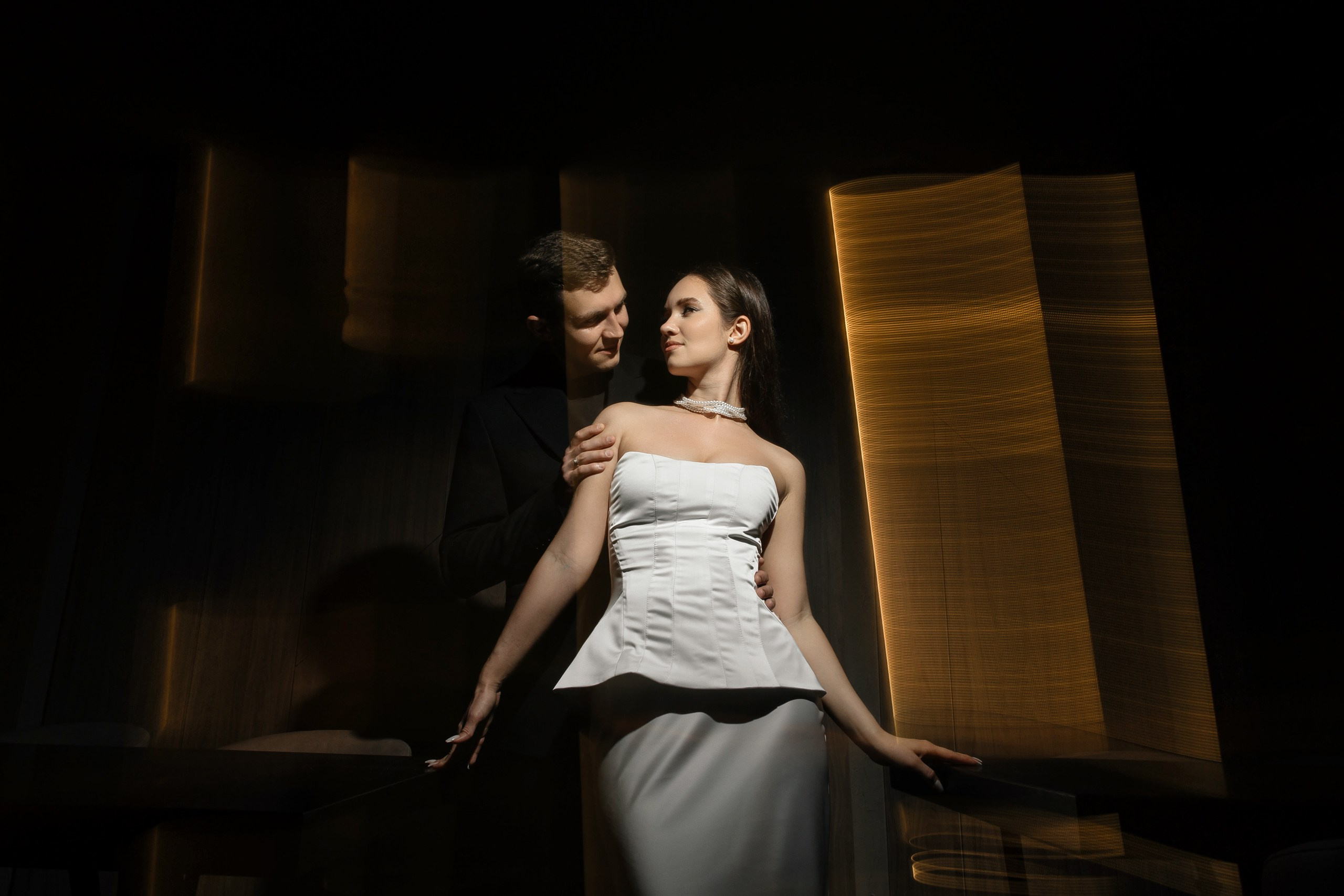 Здравствуйте! Я свадебный фотограф из Ульяновска, работаю в том числе по всей России и с выездом за границу. Снимаю свадьбы, lovestory, корпоративы, светский репортаж. Провожу обучение по фотографии, мастер-классы и воркшопы для других фотографов.