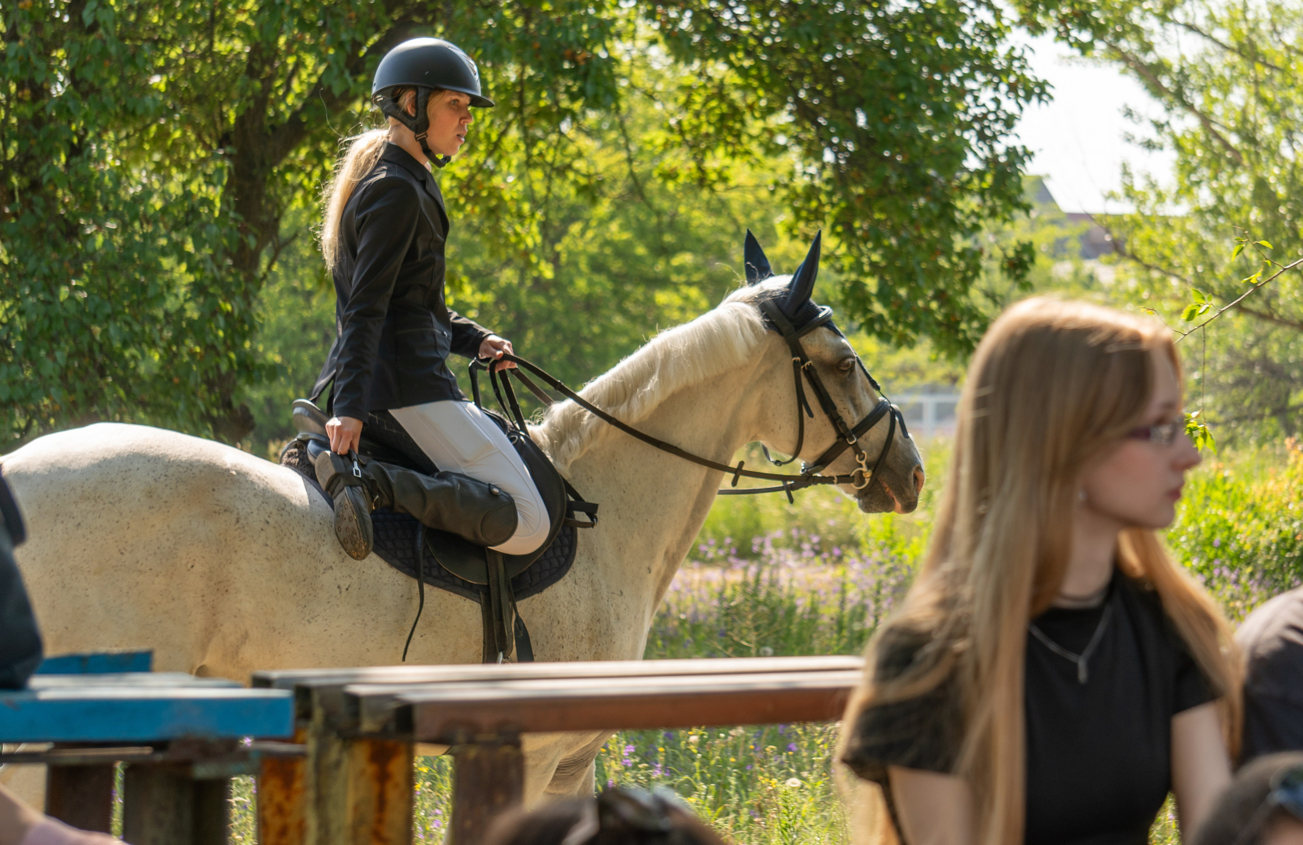Жокей на лошади на иподроме Луганска, соревнование по конкуру Луганск, конный спорт, форма жокея, культурная жизнь Луганска, спортивное мероприятие, жокей на лошади за зрительскими трибунами