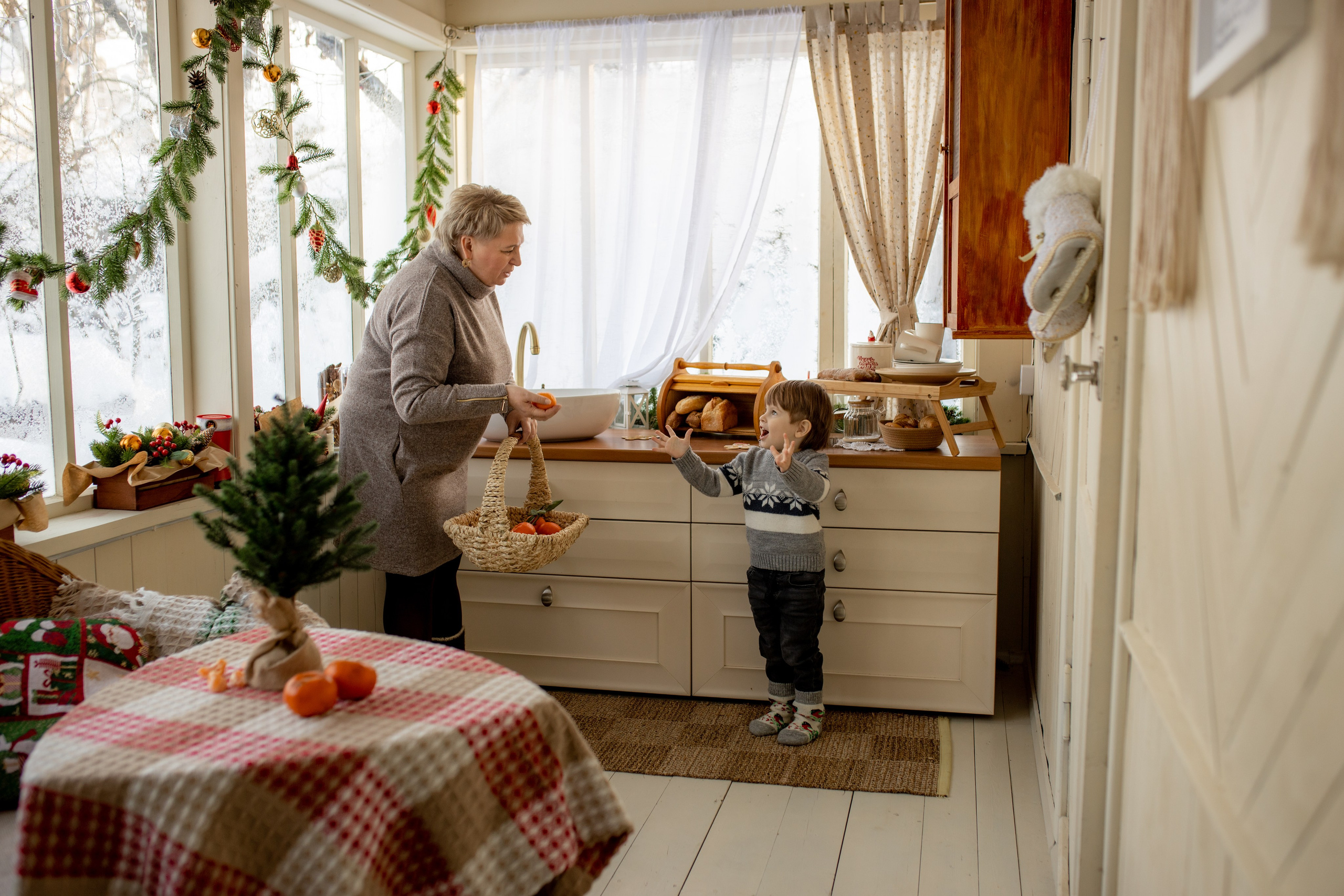 бабушка играет с внуком, новгодняя фотосессия в Балашихе, новогодняя фотосессия в Купавне, фотограф Железнодорожный фотограф Балашиха 