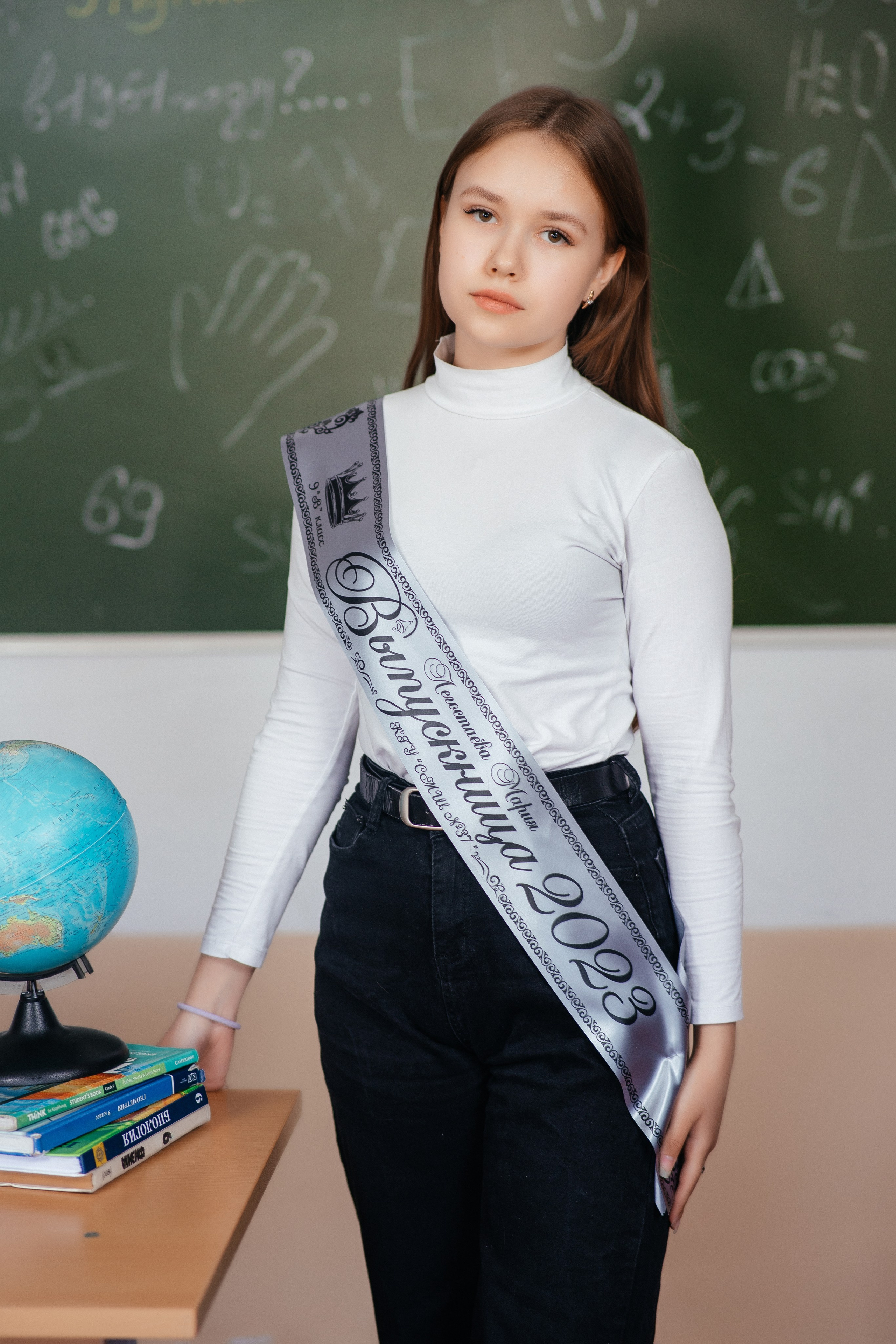 Выпускница с лентой выпускника на фотосъемке для выпускного альбома г. Усть-Каменогорск