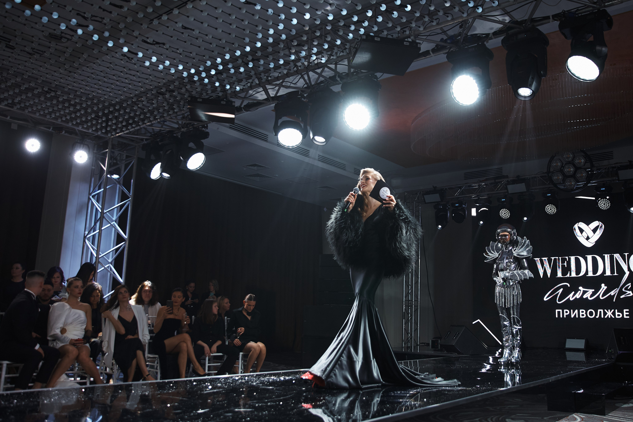 Дефиле красивой девушки на сцене