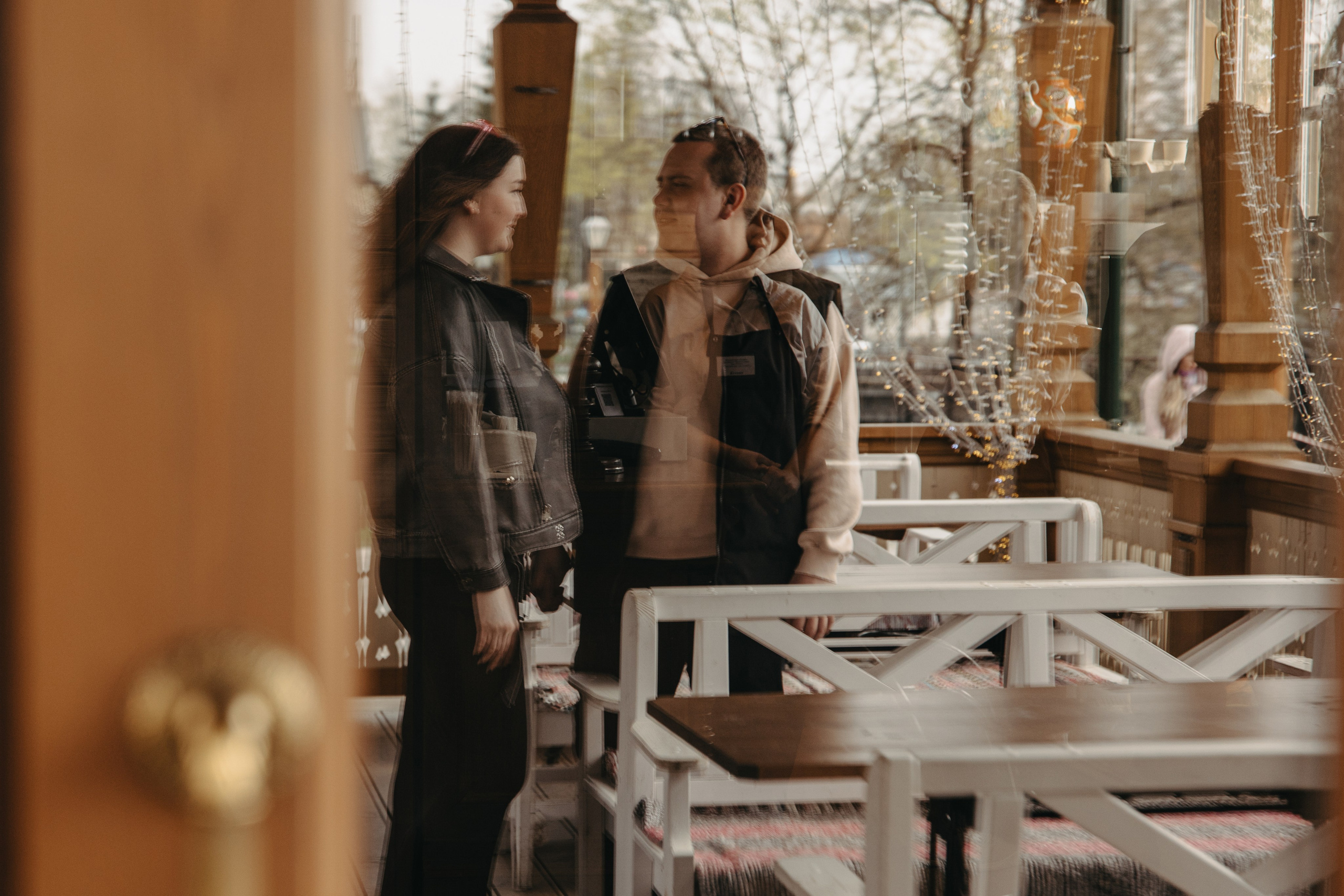 Романтическая фотосессия пары на Бульварной улице в Рыбинске