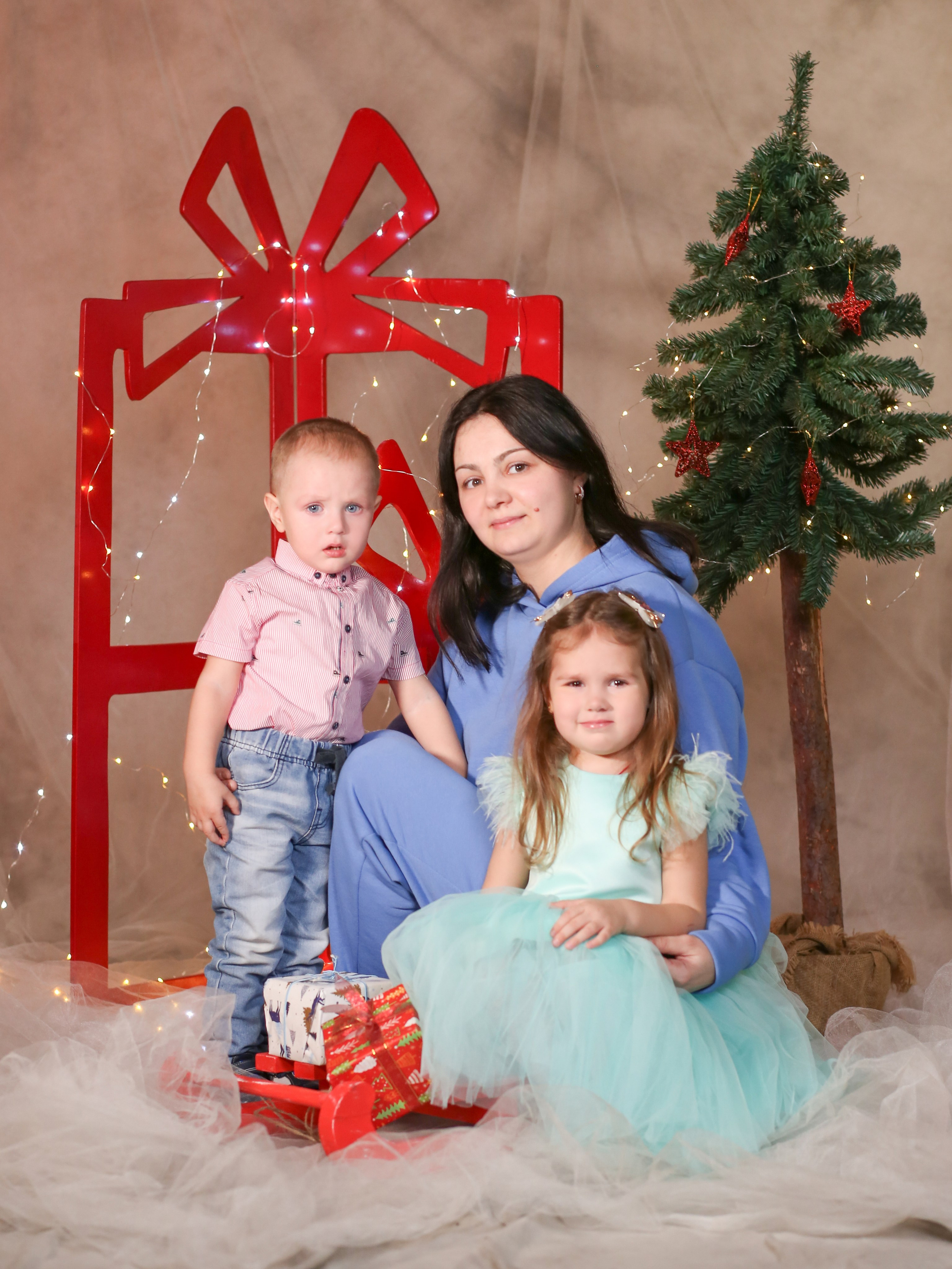 Общее фото в детском саду с выездным реквизитом в Тюмени. Выпускные альбомы в Тюмени для школ, садов, вузов спортивных секций