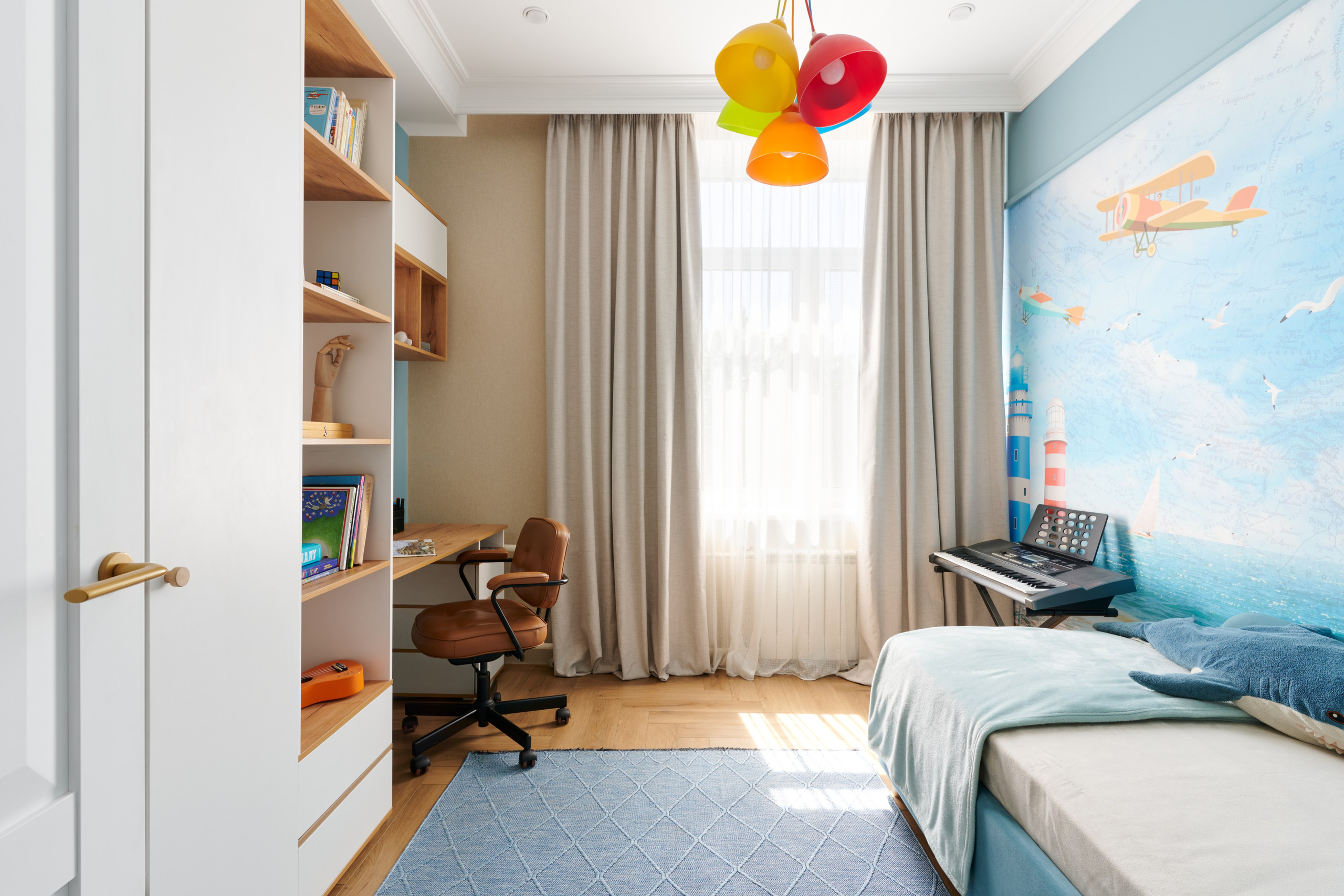 Вид из коридора в детскую, настенная роспись и шкаф