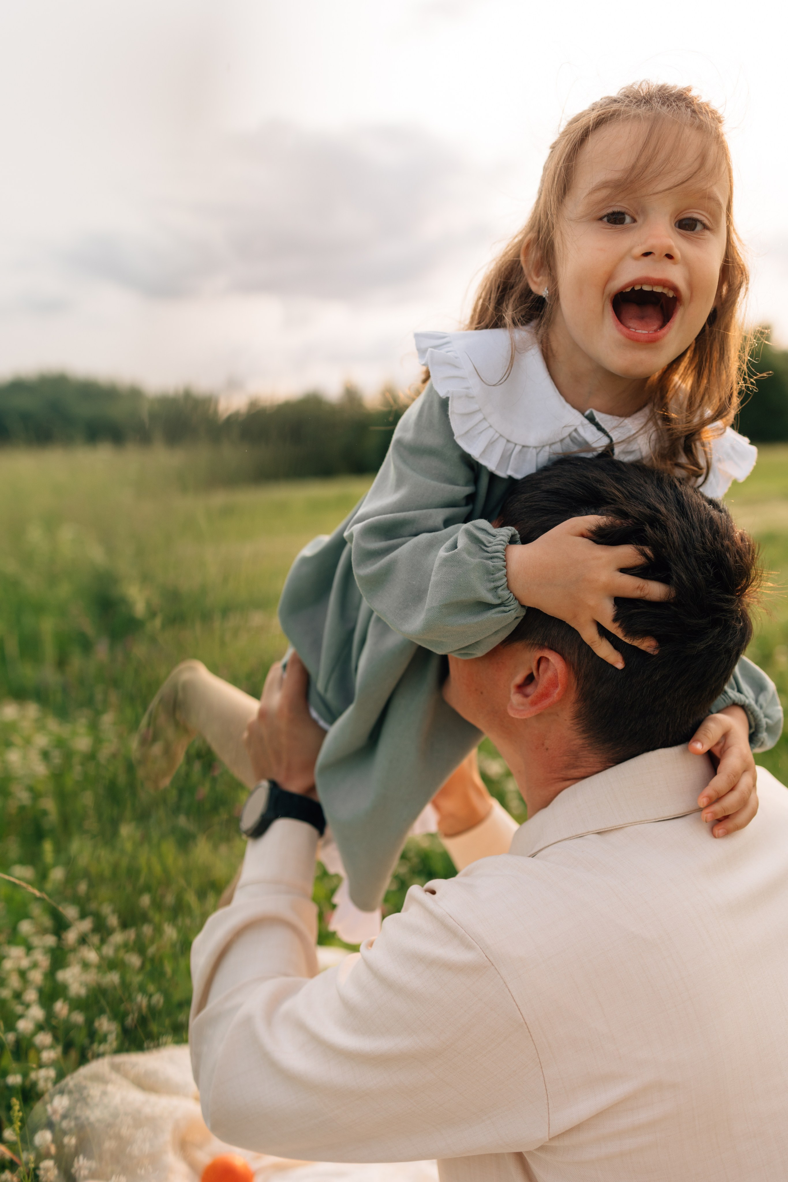 Анна, Марчелло, Настенька и Влада в поле. Фотограф Москва Светлана Кирюшина