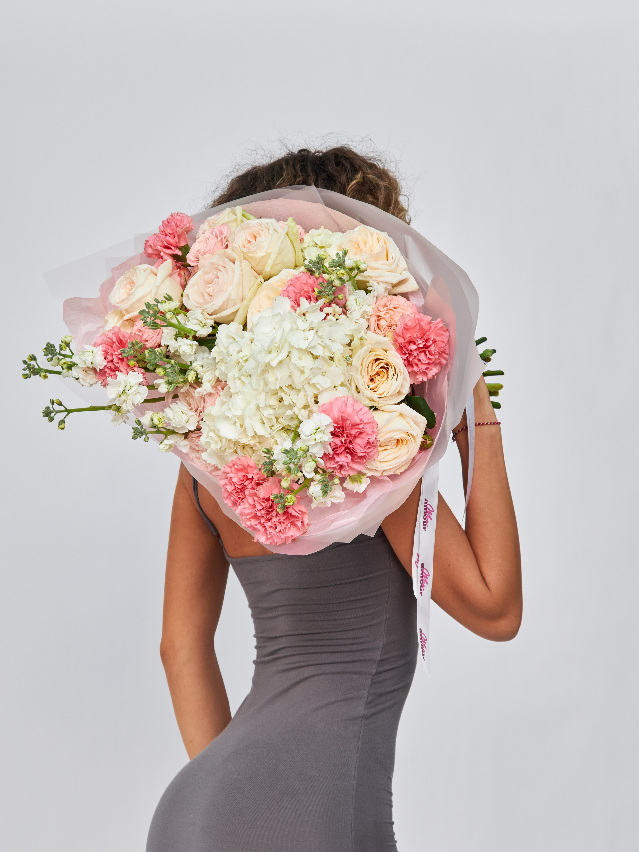 Профессиональная фотосъемка каталога одежды для маркетплейсов: роялти-фри фото, готовы к использованию в Москве