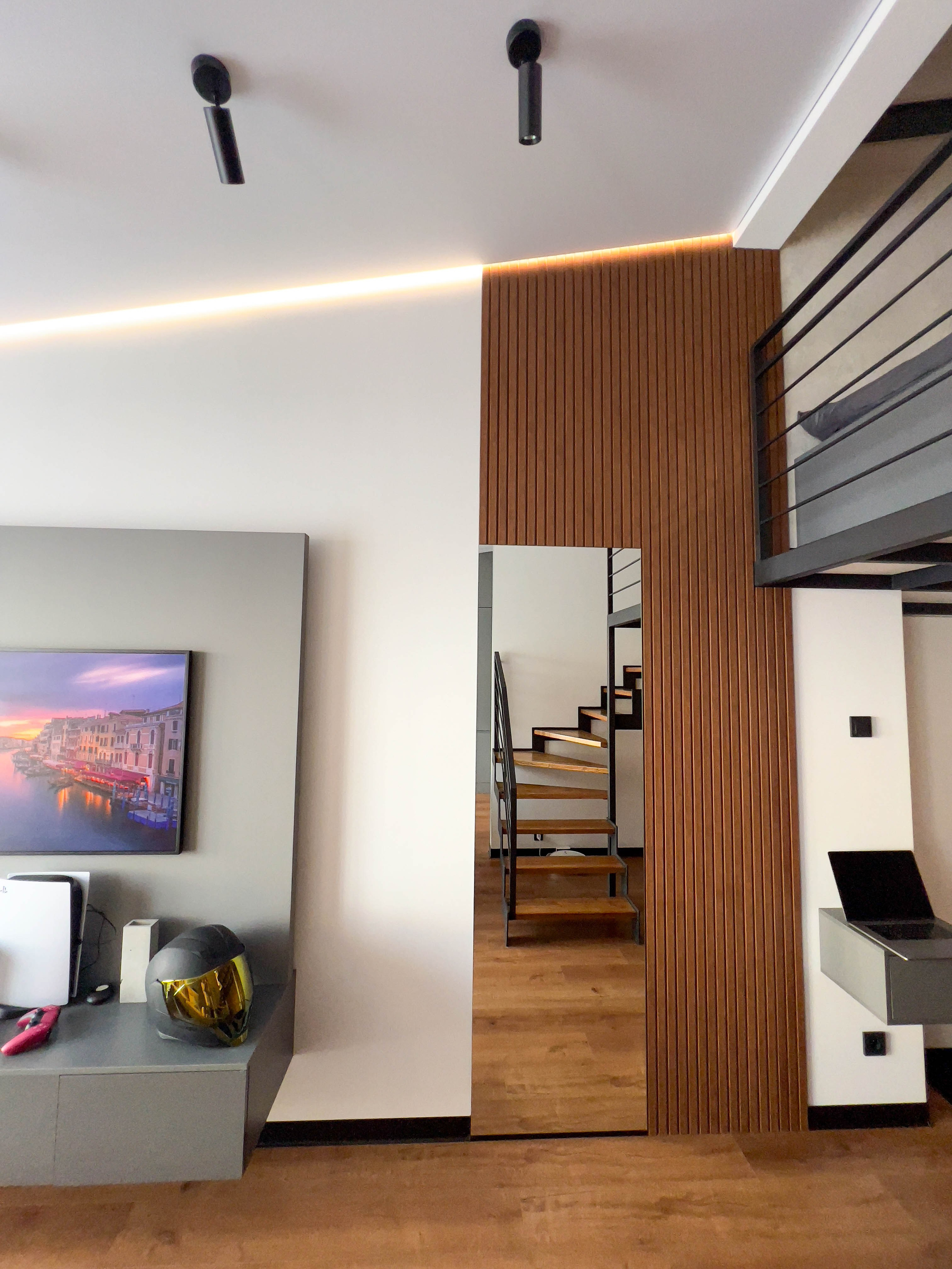 The apartment is on two levels. Fotograf Dmitrii Donets