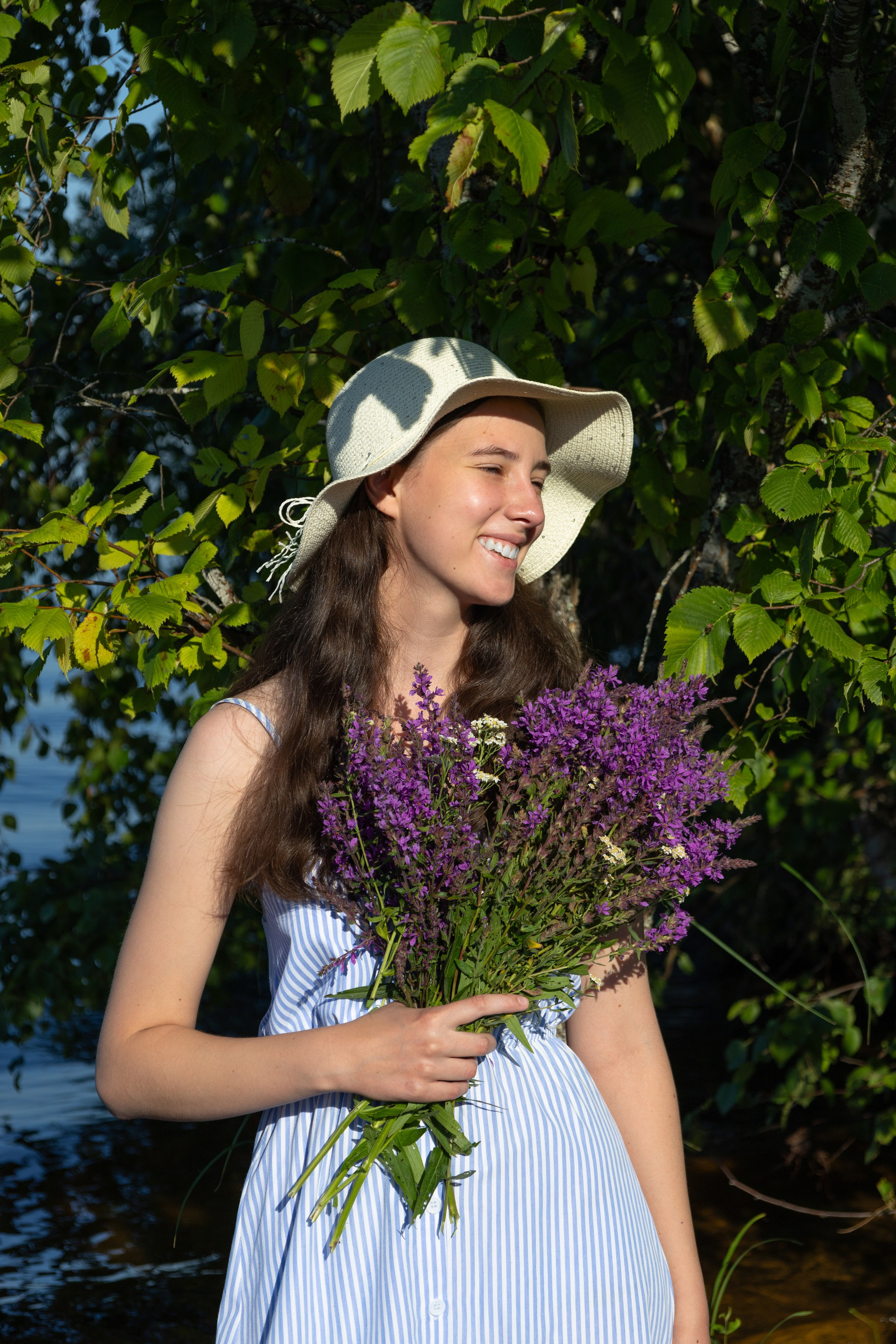 Девушка у озера