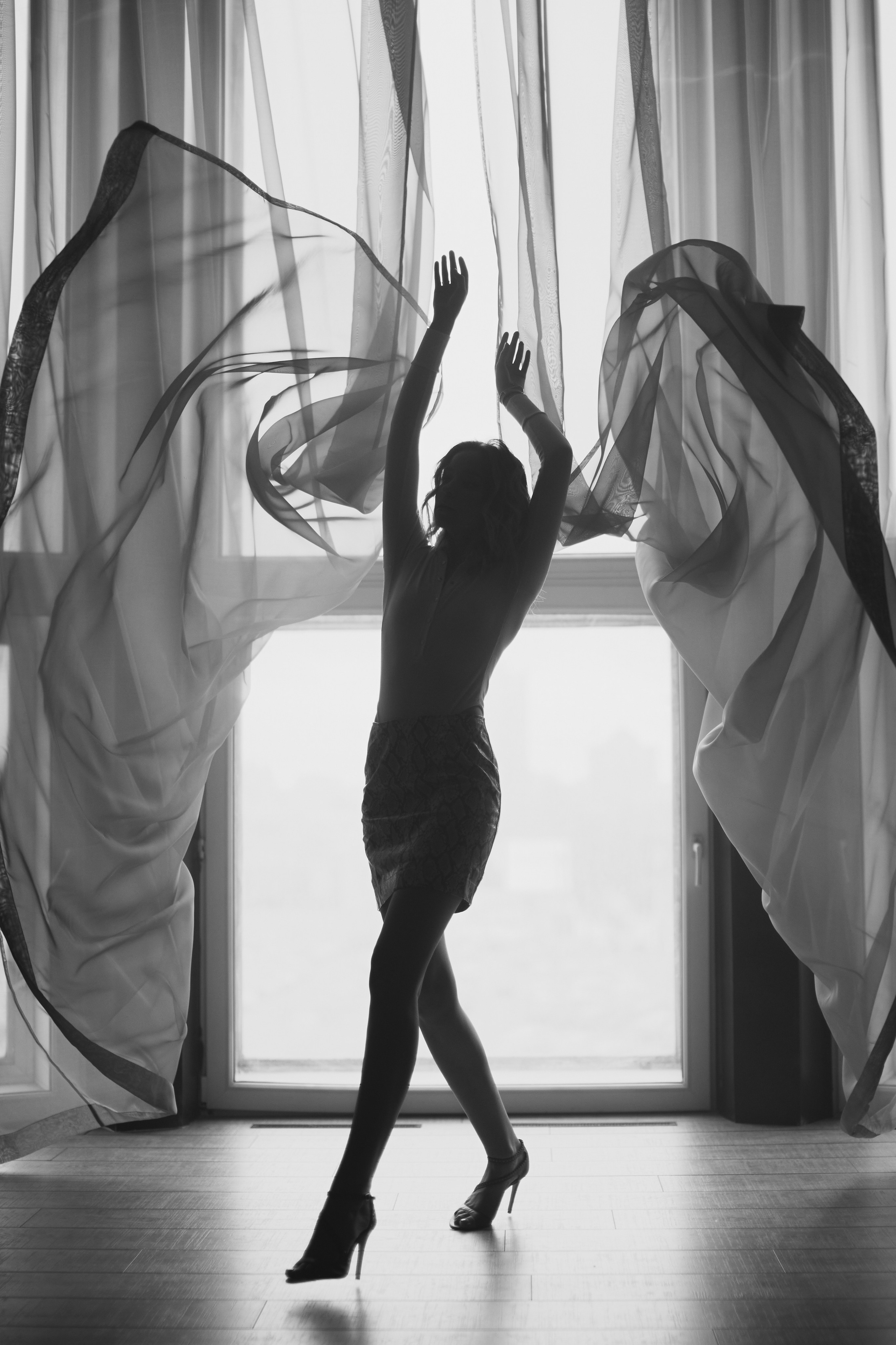 Черно-белая фотосессия в интерьерной студии для Алины. Репортажный и женский фотограф в Новосибирске