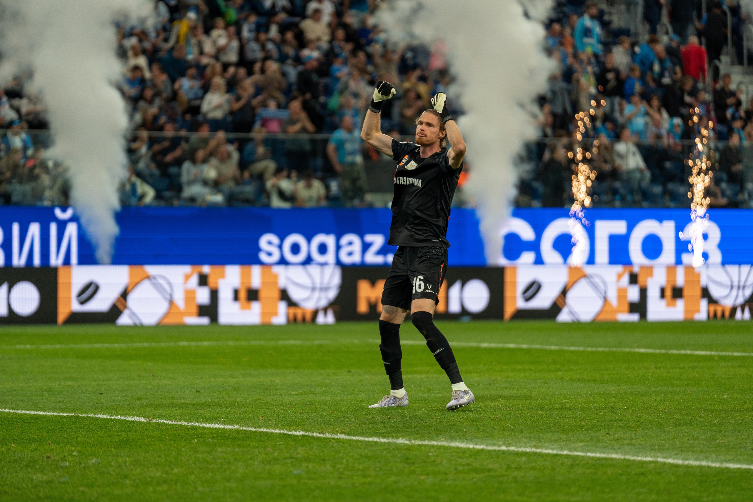 Вратарь Зенита празднует 4:0 – репортажный фотограф спорт съемка