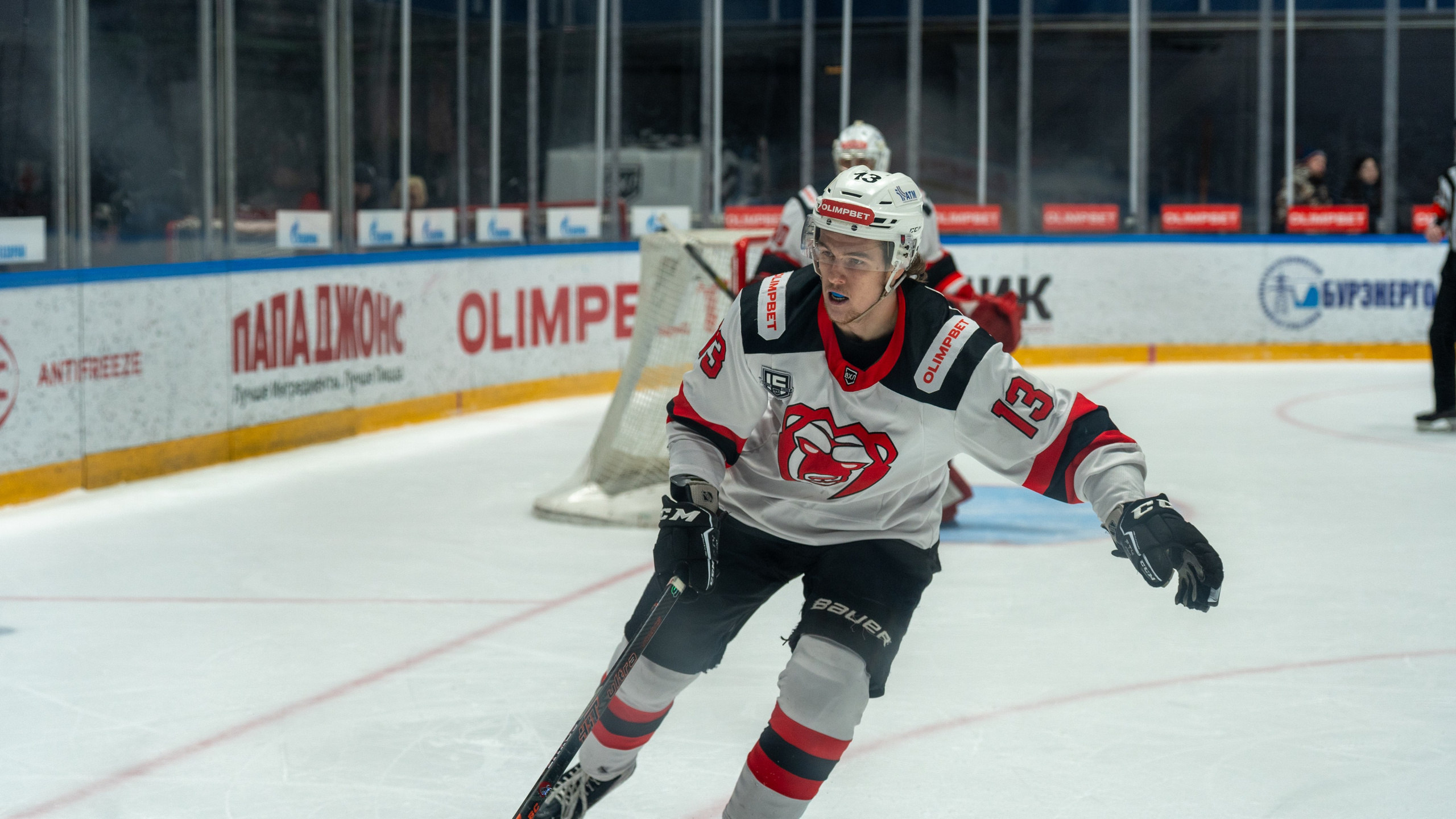 Хоккеист «Молота» в движении на фоне ворот. Спортивная фотосъёмка, репортажный фотограф, матч в Санкт-Петербурге.