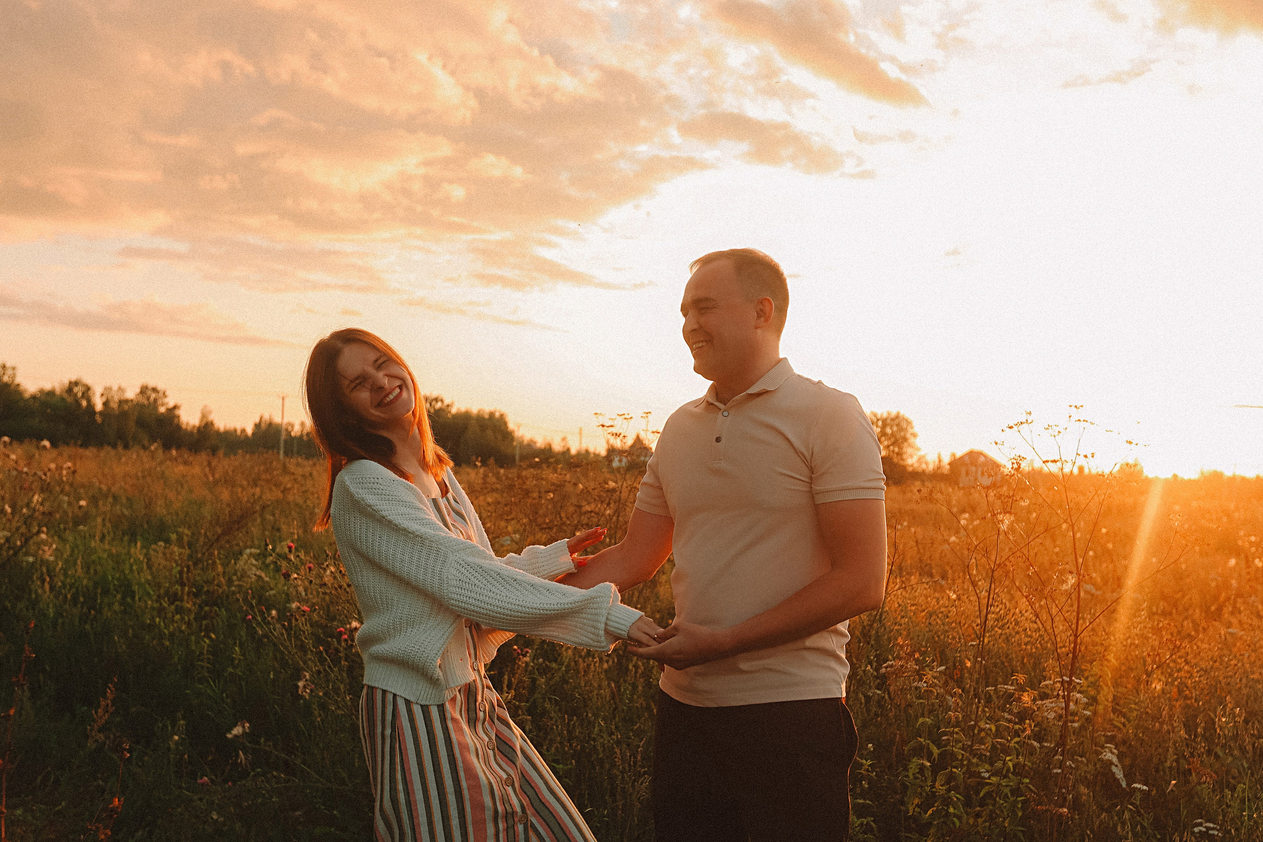 Поле love story на закате. Семейный фотограф Тюмень, фотограф на роды Салмина Мария