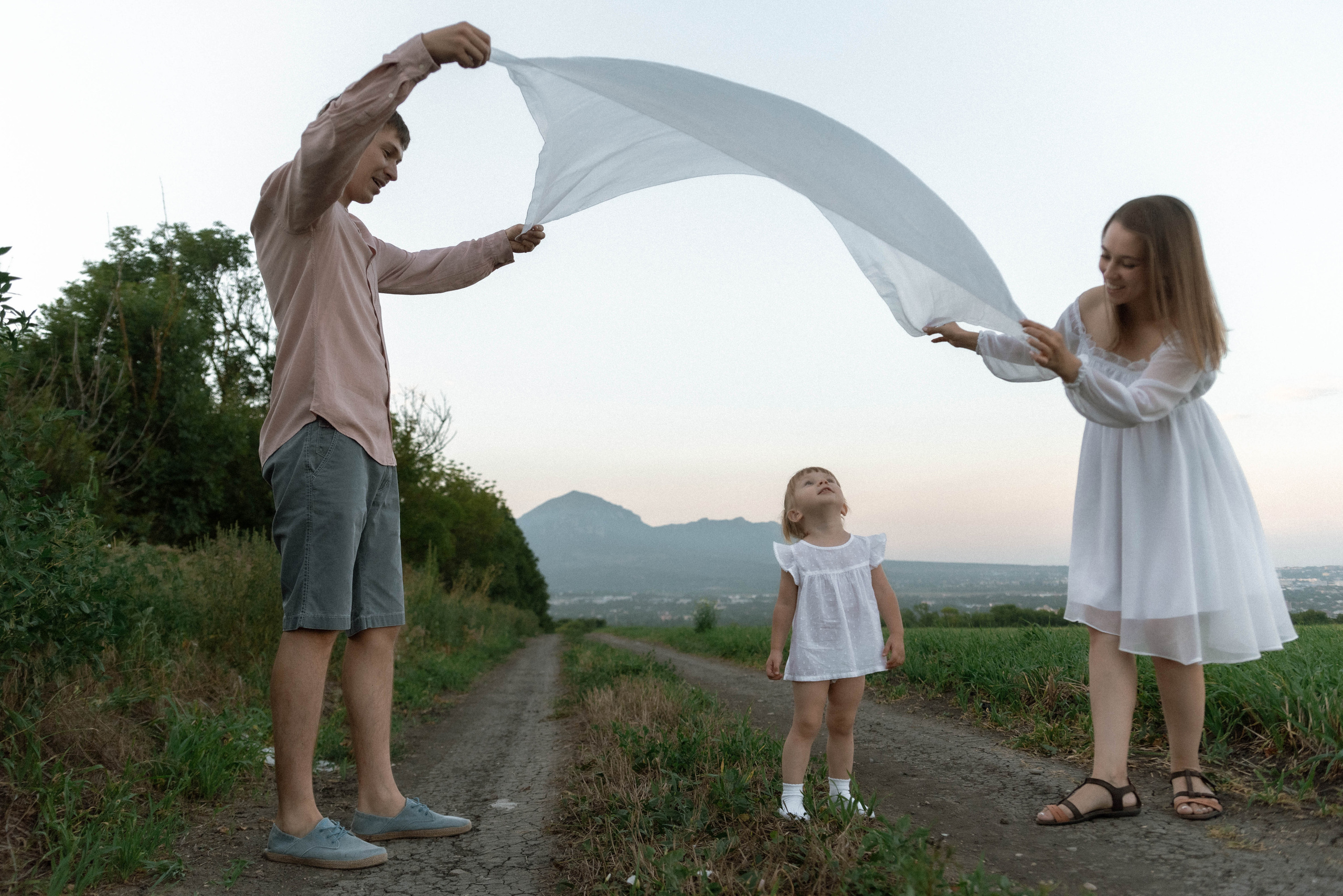Ира, Стас и Злата. Лето, поле, закат. Фотограф Виктория Чокадзе