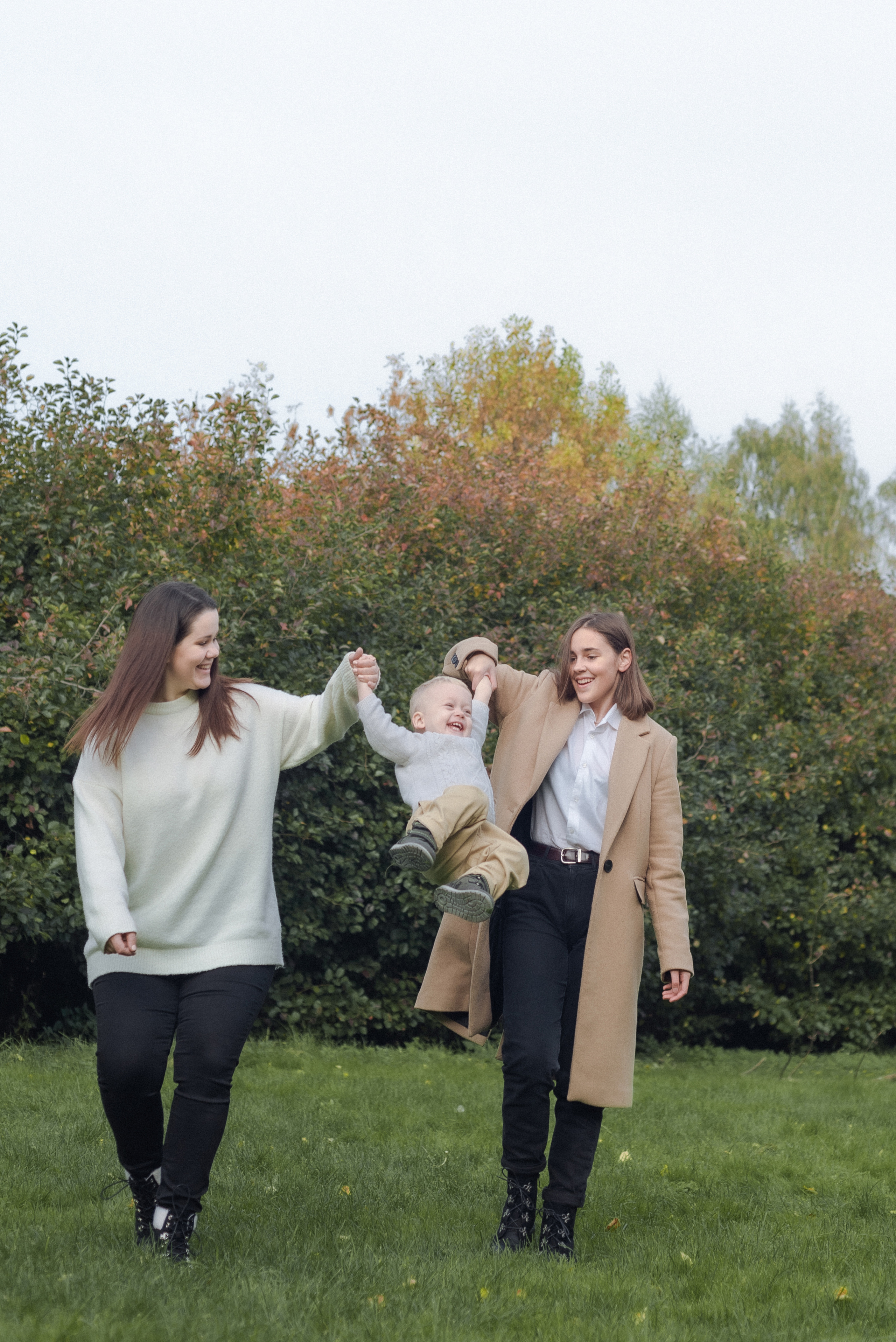 Таня, Катя и Матвей. Ранняя осень, парк. Фотограф Виктория Чокадзе