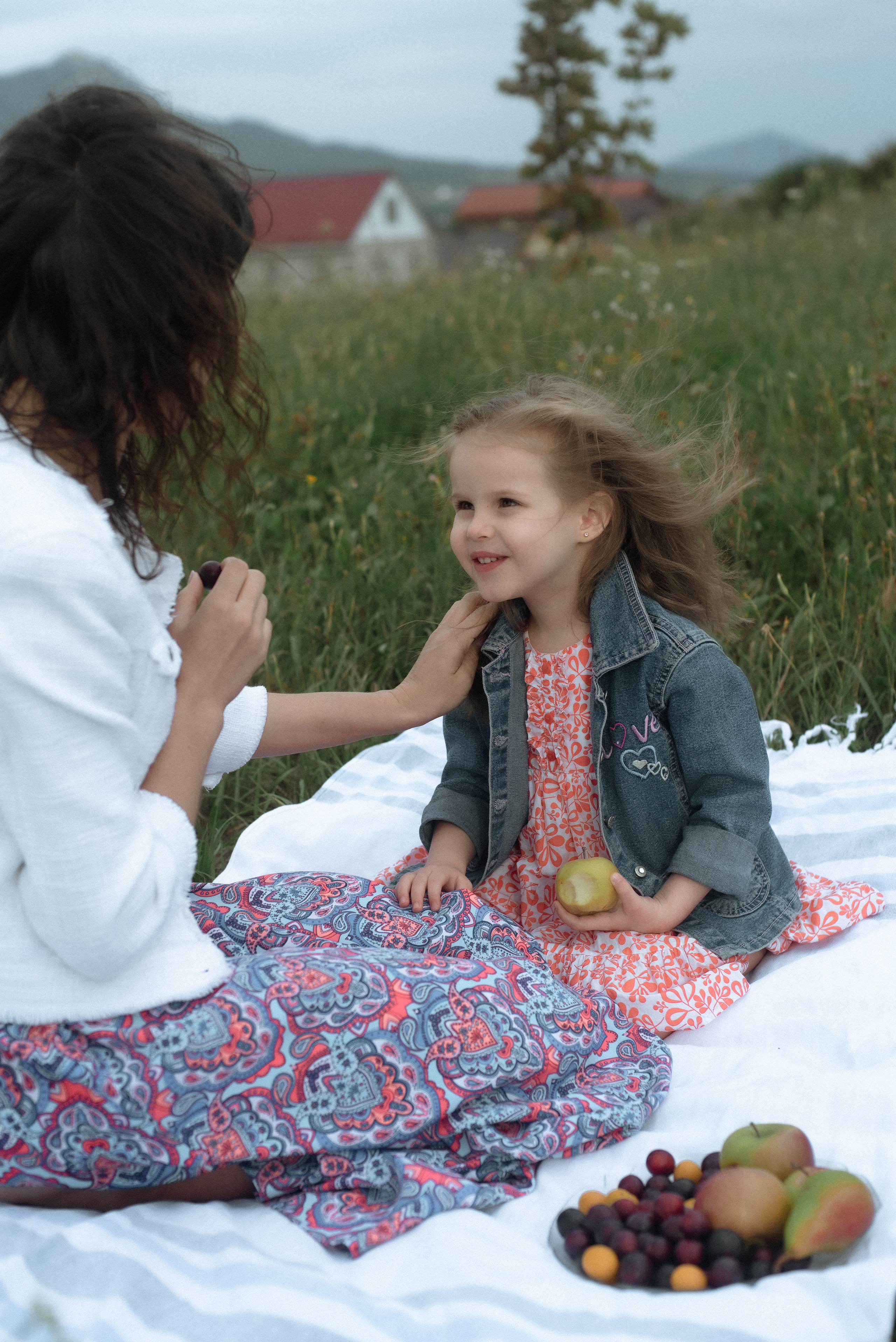 Жанна и Александра. Пикник у озера. Фотограф Виктория Чокадзе