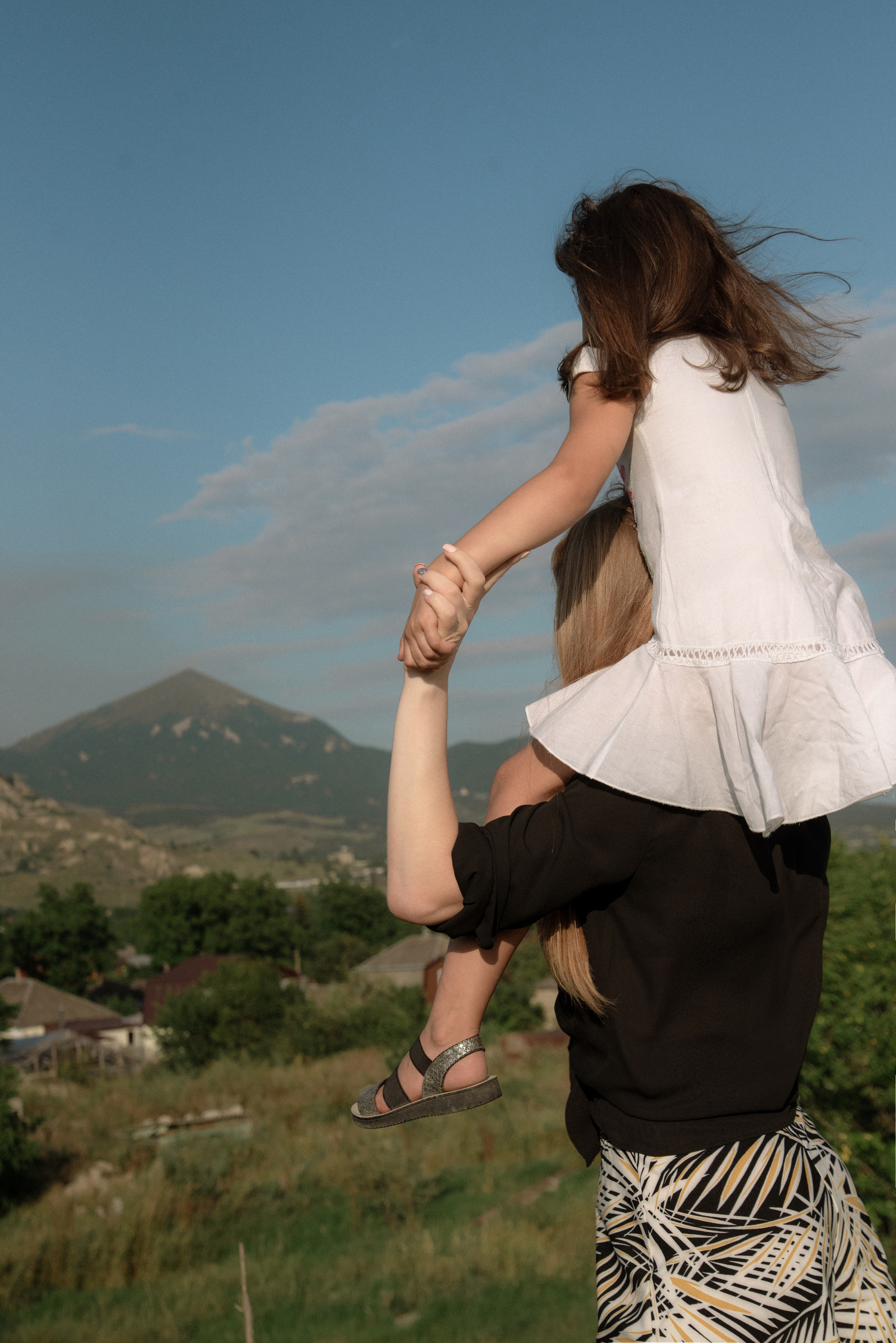 Анастасия и Аделя. Как-то летом на природе. Фотограф Виктория Чокадзе