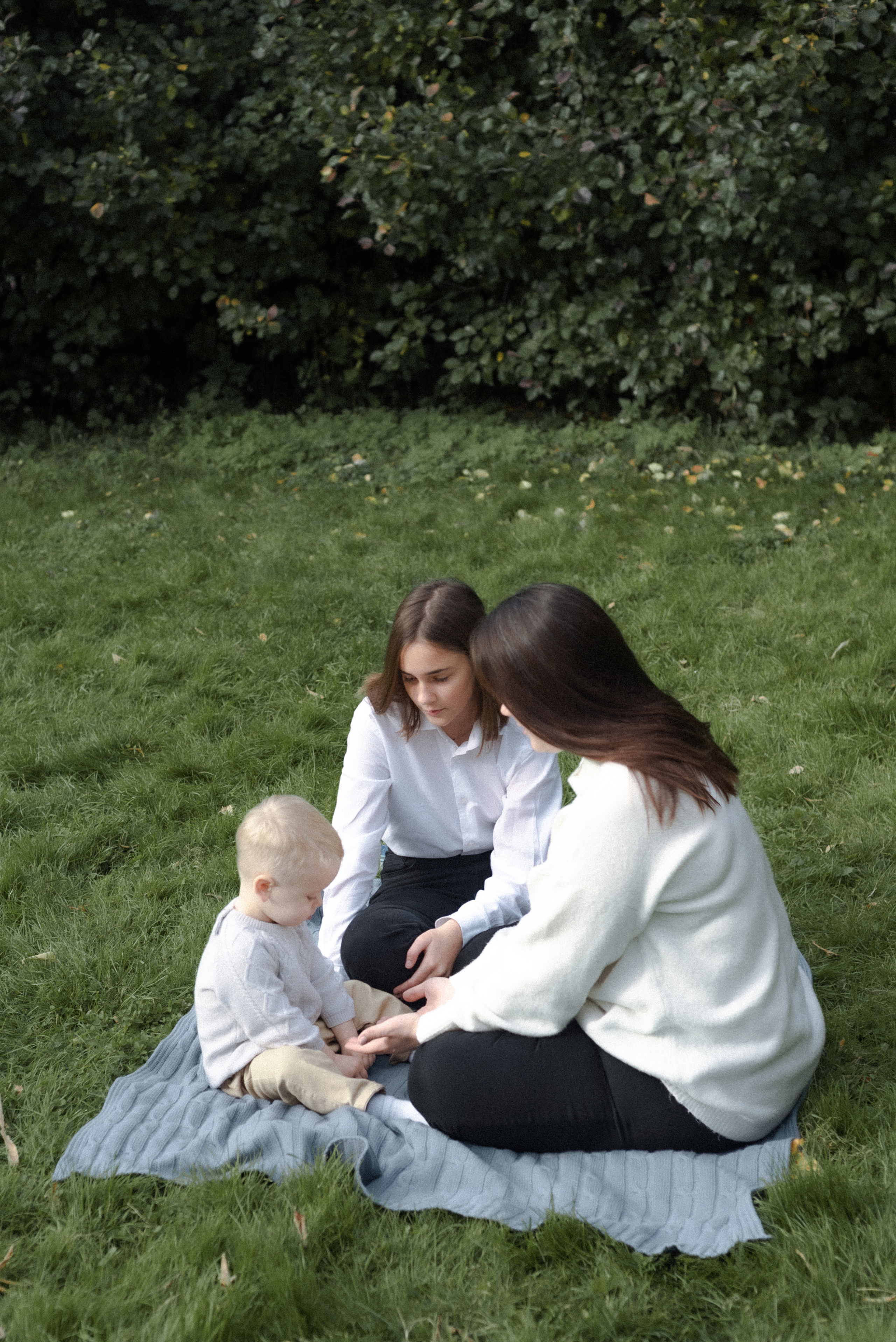 Таня, Катя и Матвей. Ранняя осень, парк. Фотограф Виктория Чокадзе