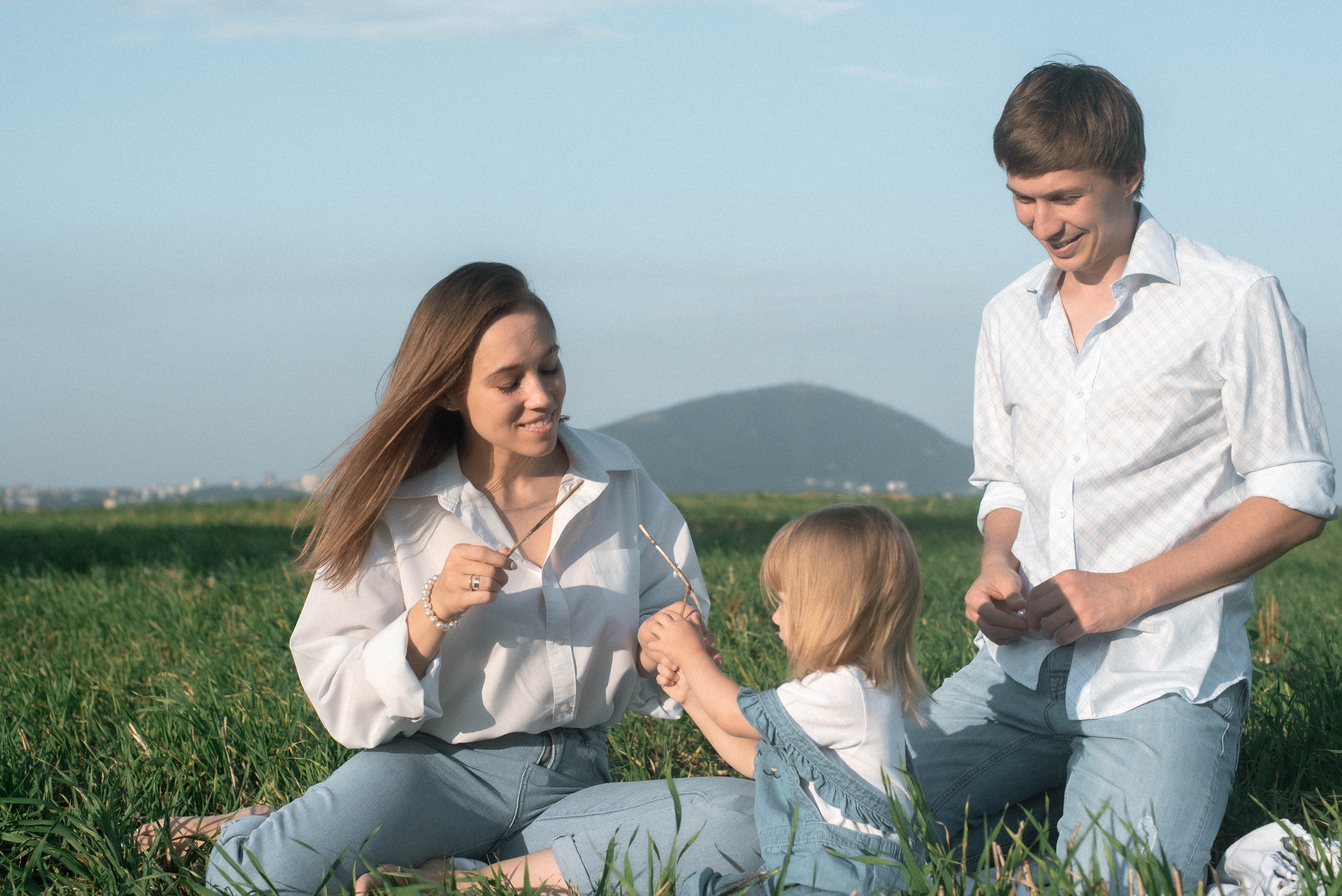 Ира, Стас и Злата. Лето, поле, закат. Фотограф Виктория Чокадзе