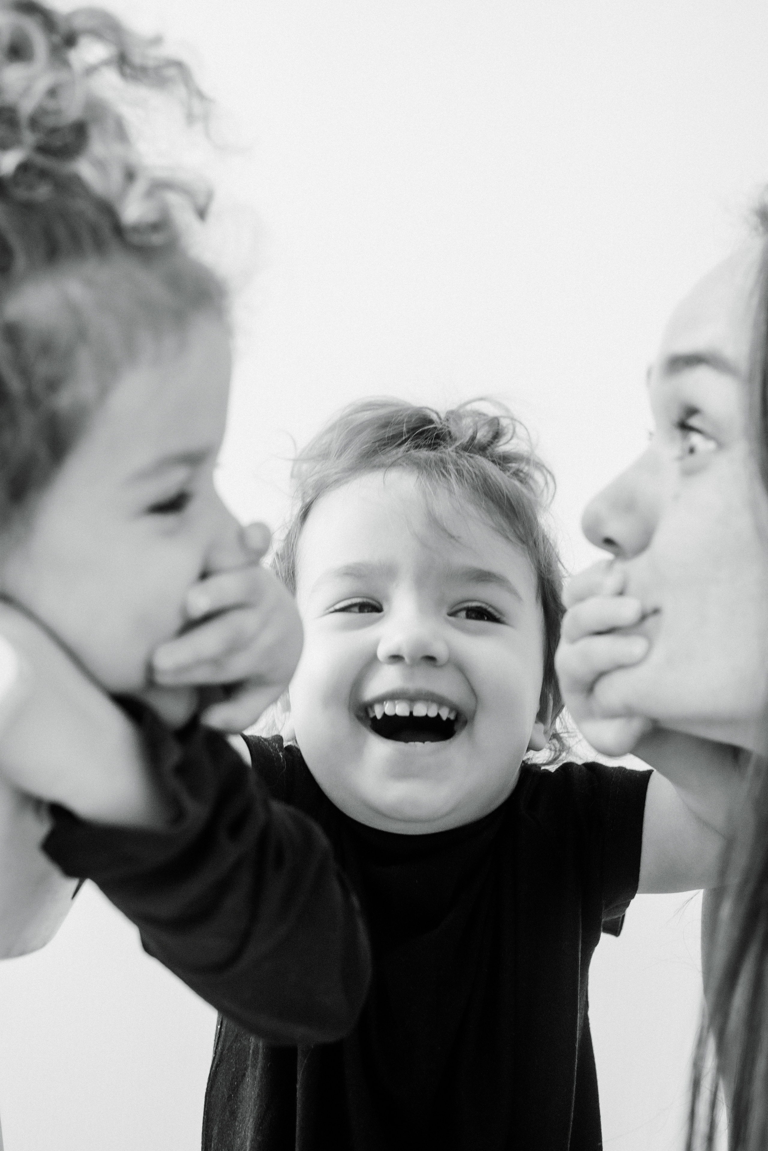 Ксения, Агния и Ульяна, дома. Фотограф Виктория Чокадзе
