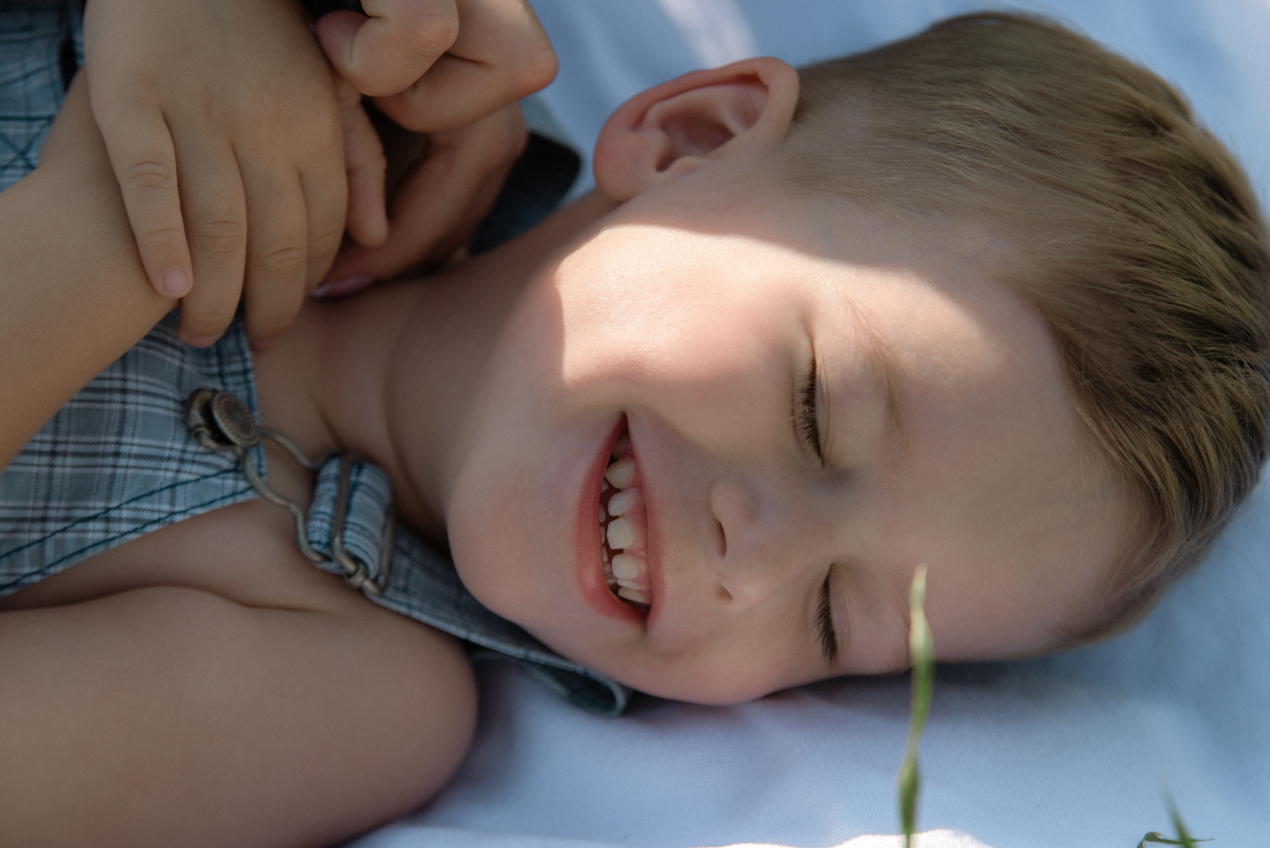 Олеся и Ермолай. Летом на поле. Фотограф Виктория Чокадзе