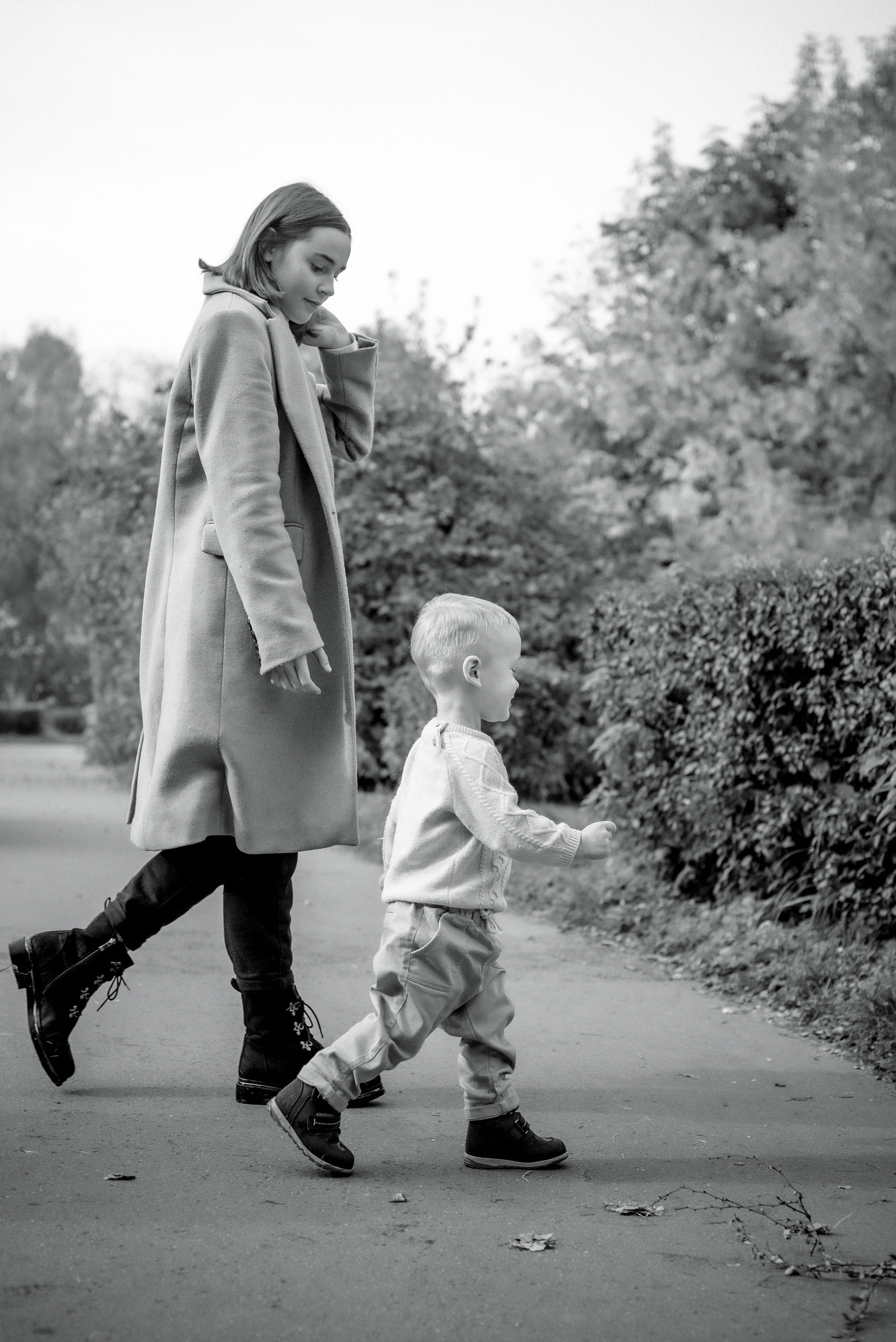 Таня, Катя и Матвей. Ранняя осень, парк. Фотограф Виктория Чокадзе