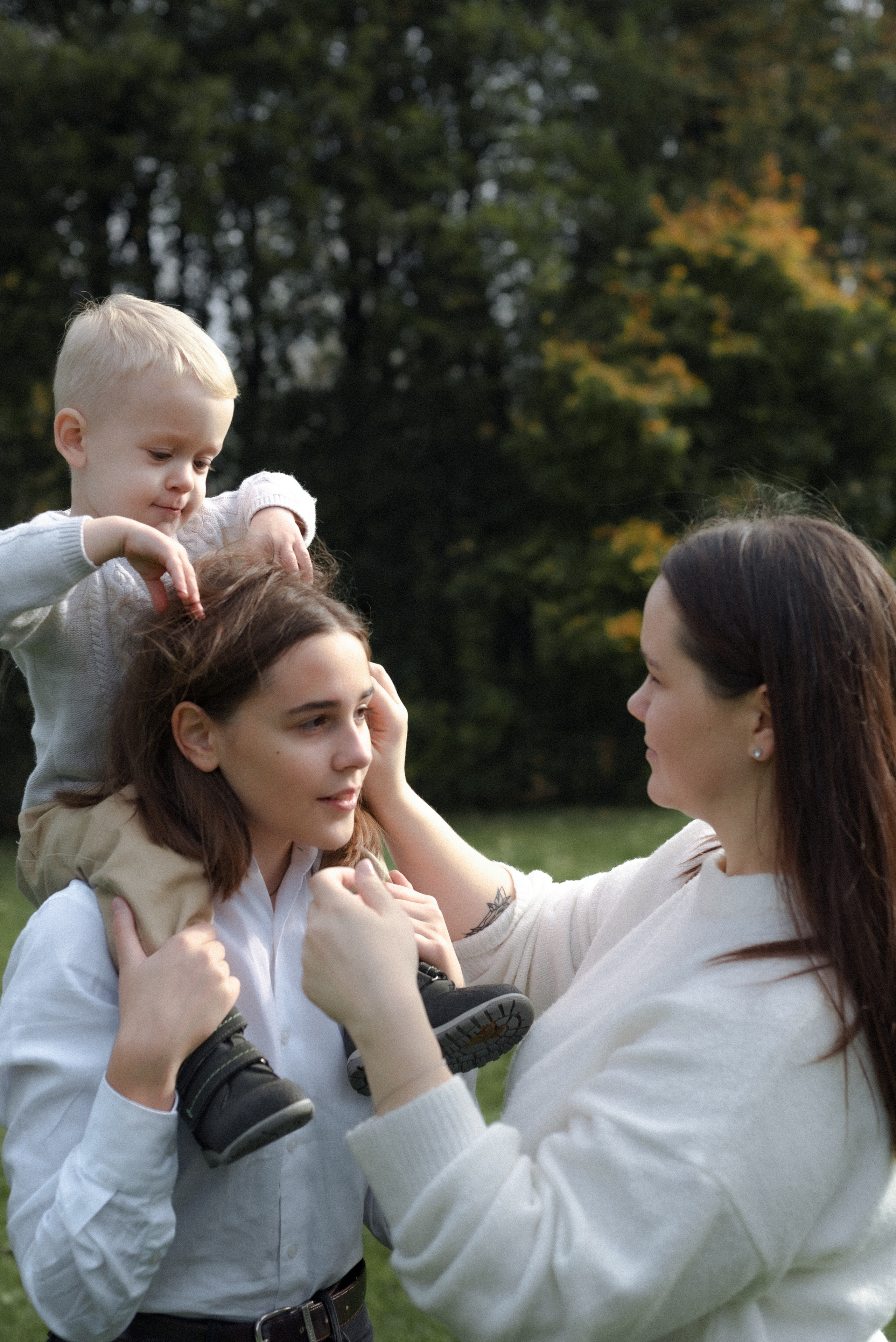 Таня, Катя и Матвей. Ранняя осень, парк. Фотограф Виктория Чокадзе