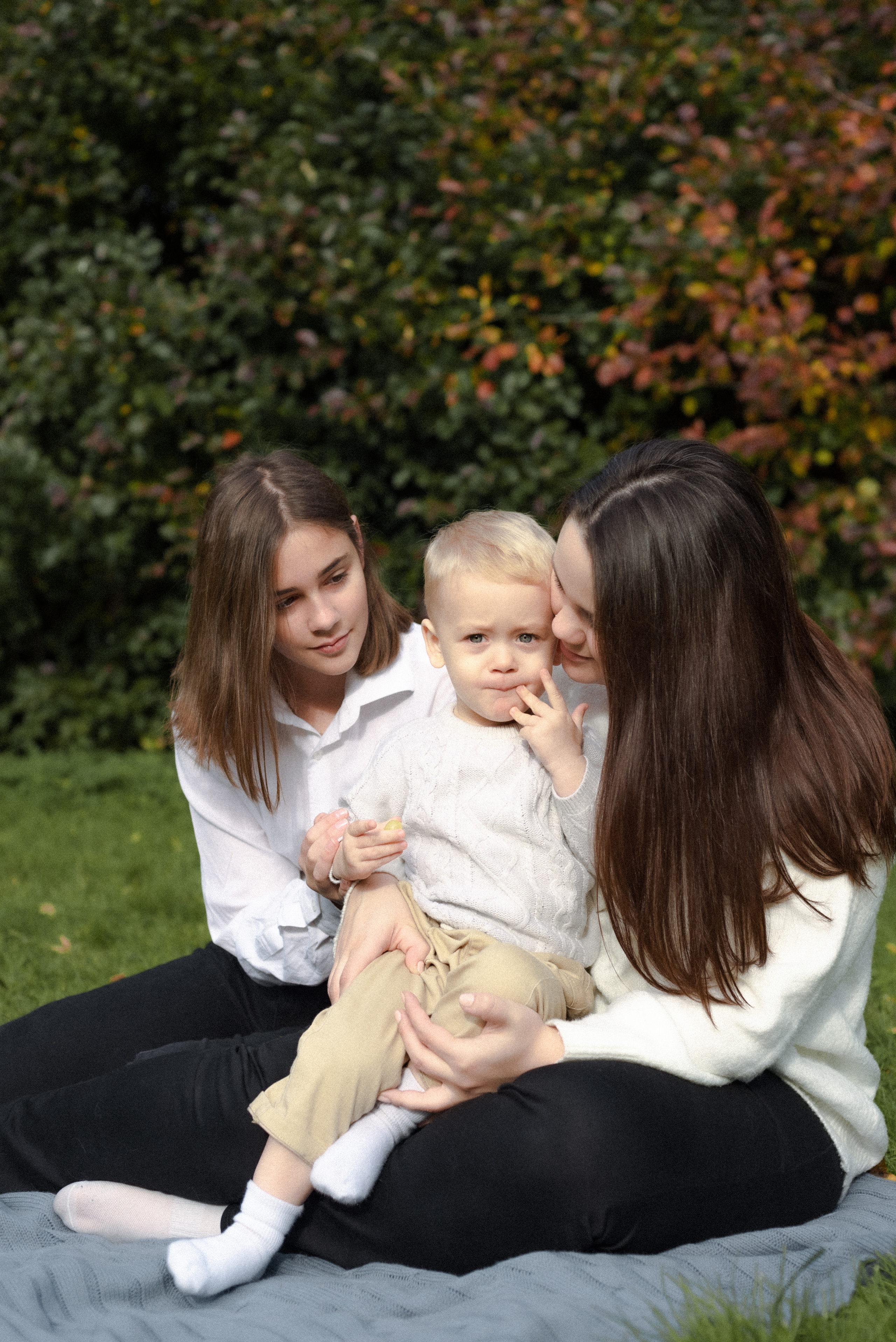 Таня, Катя и Матвей. Ранняя осень, парк. Фотограф Виктория Чокадзе