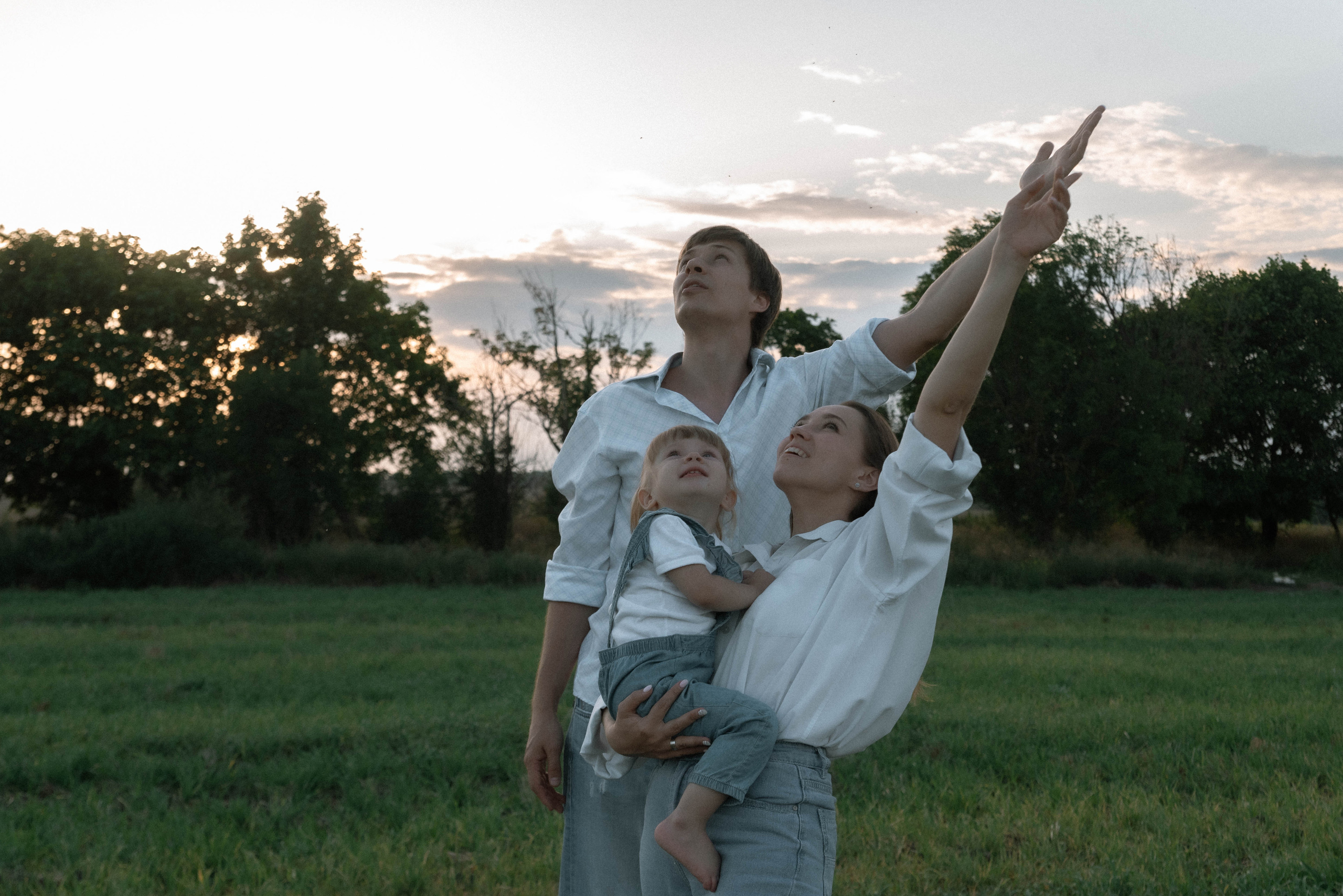 Ира, Стас и Злата. Лето, поле, закат. Фотограф Виктория Чокадзе