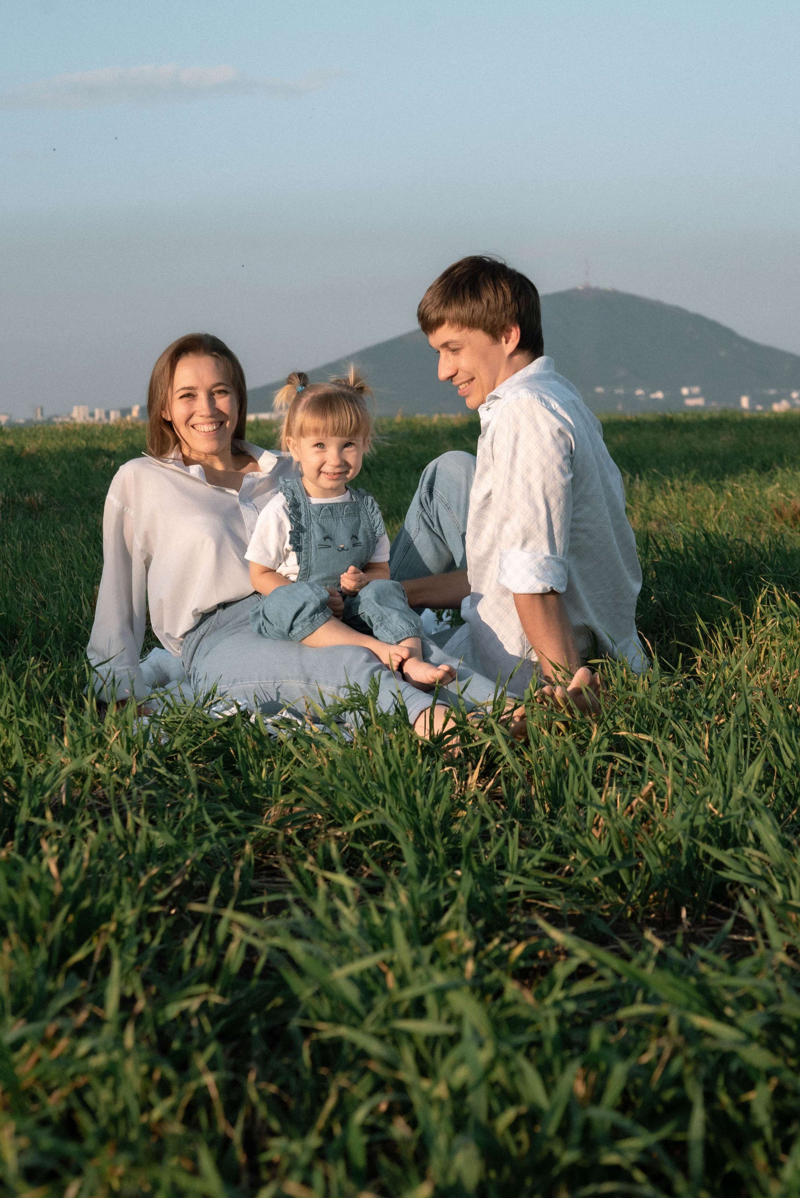 Ира, Стас и Злата. Лето, поле, закат. Фотограф Виктория Чокадзе