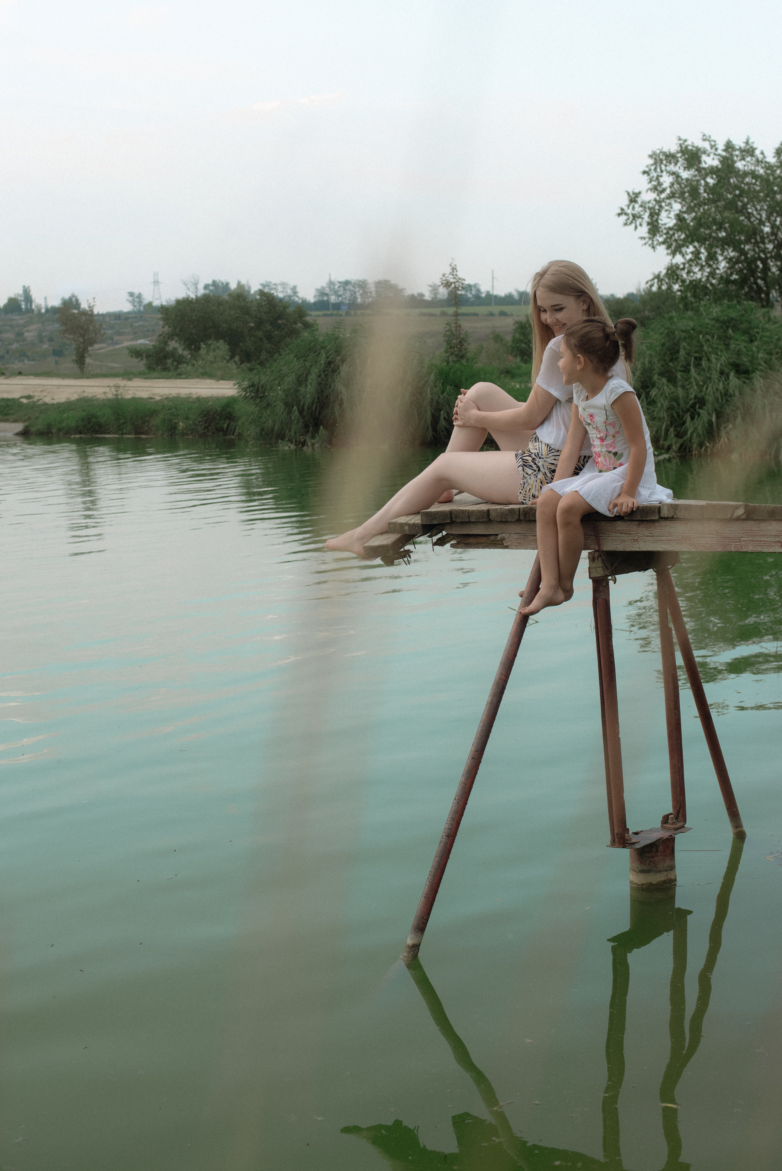 Анастасия и Аделя. Как-то летом на природе. Фотограф Виктория Чокадзе