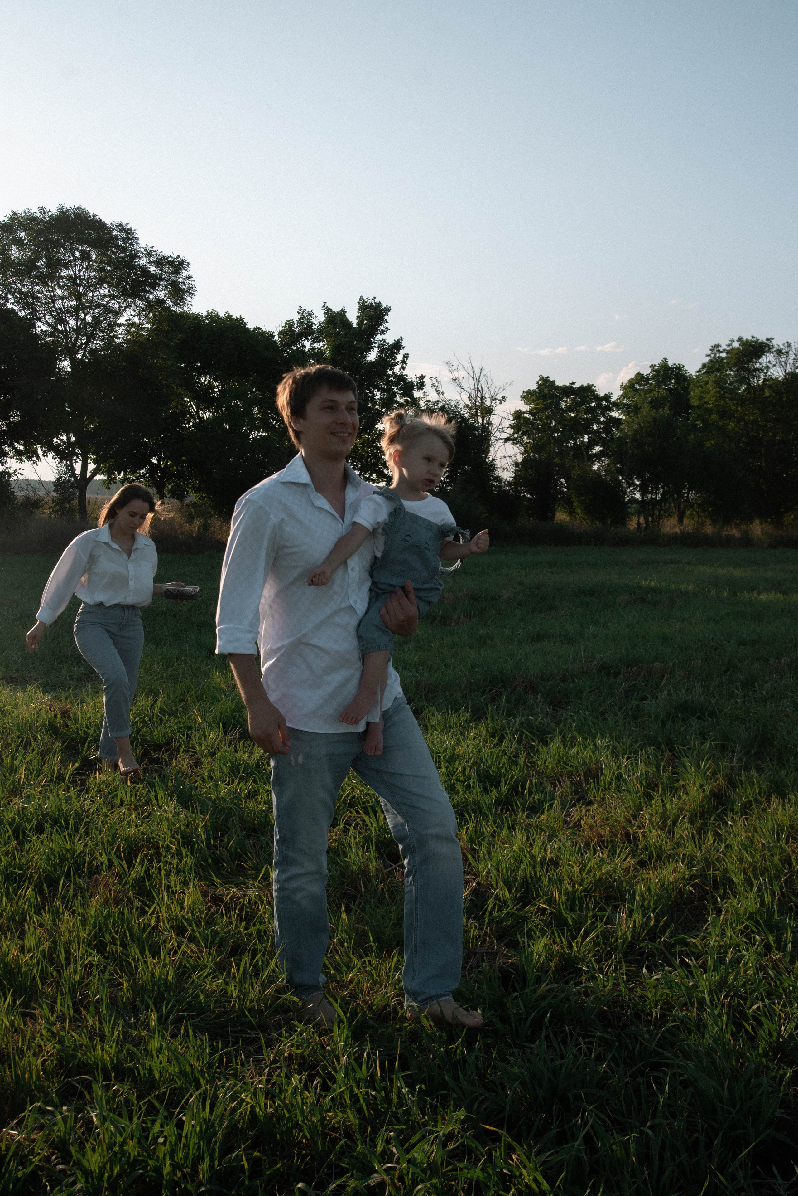 Ира, Стас и Злата. Лето, поле, закат. Фотограф Виктория Чокадзе