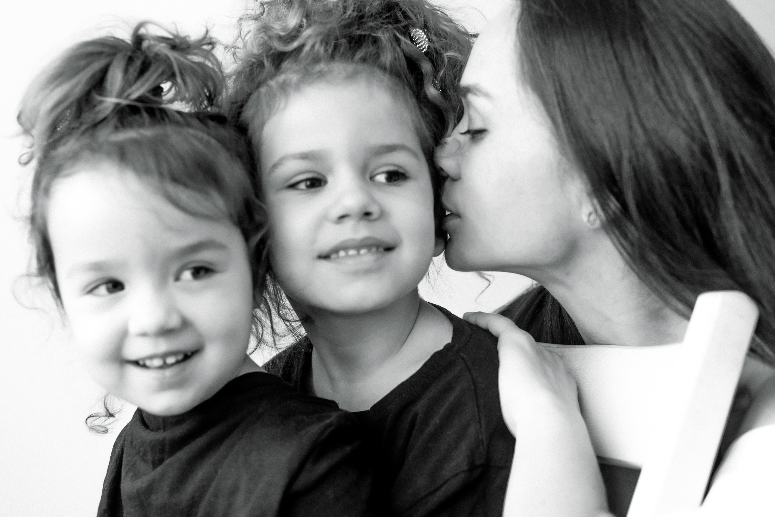 Ксения, Агния и Ульяна, дома. Фотограф Виктория Чокадзе