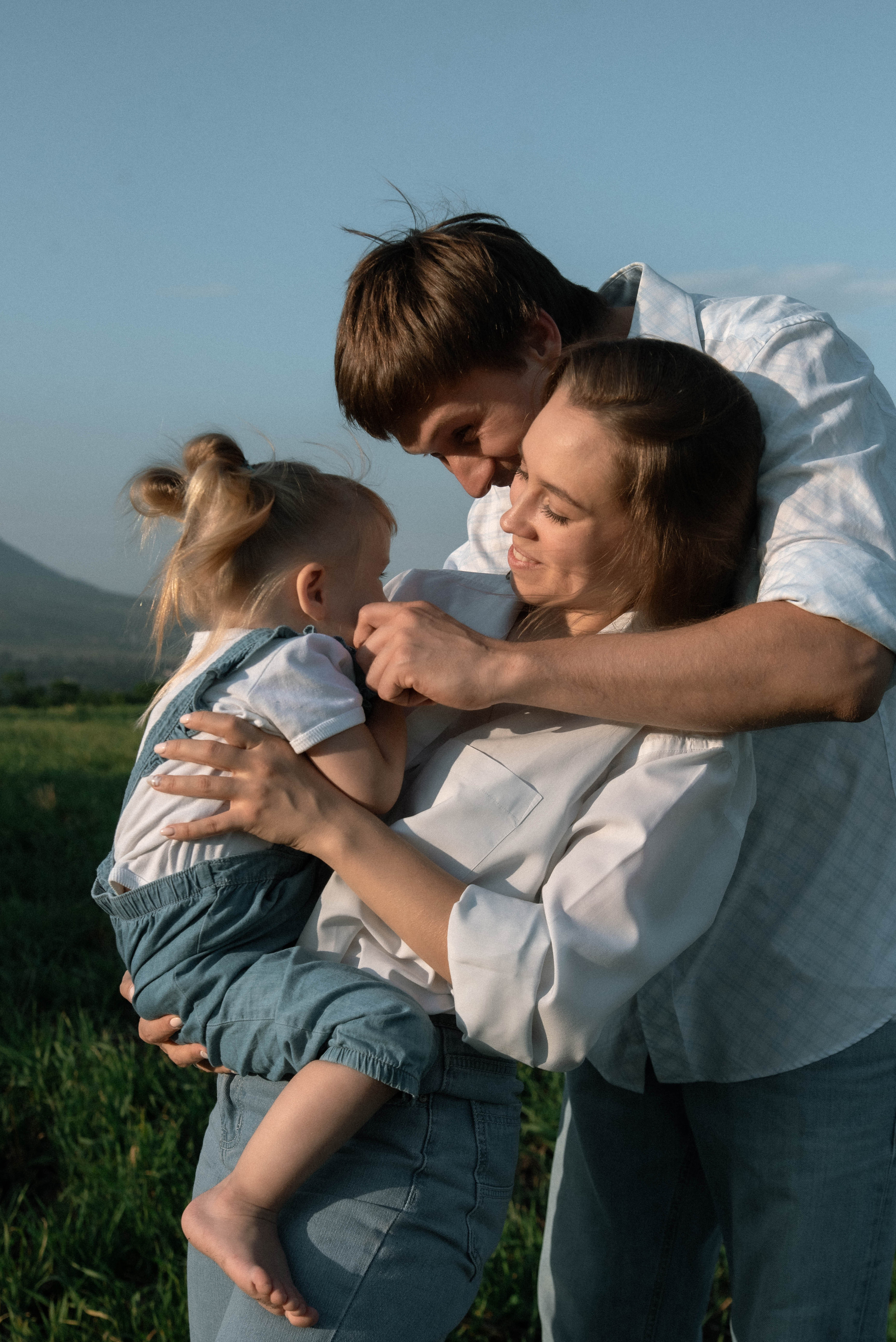 Ира, Стас и Злата. Лето, поле, закат. Фотограф Виктория Чокадзе