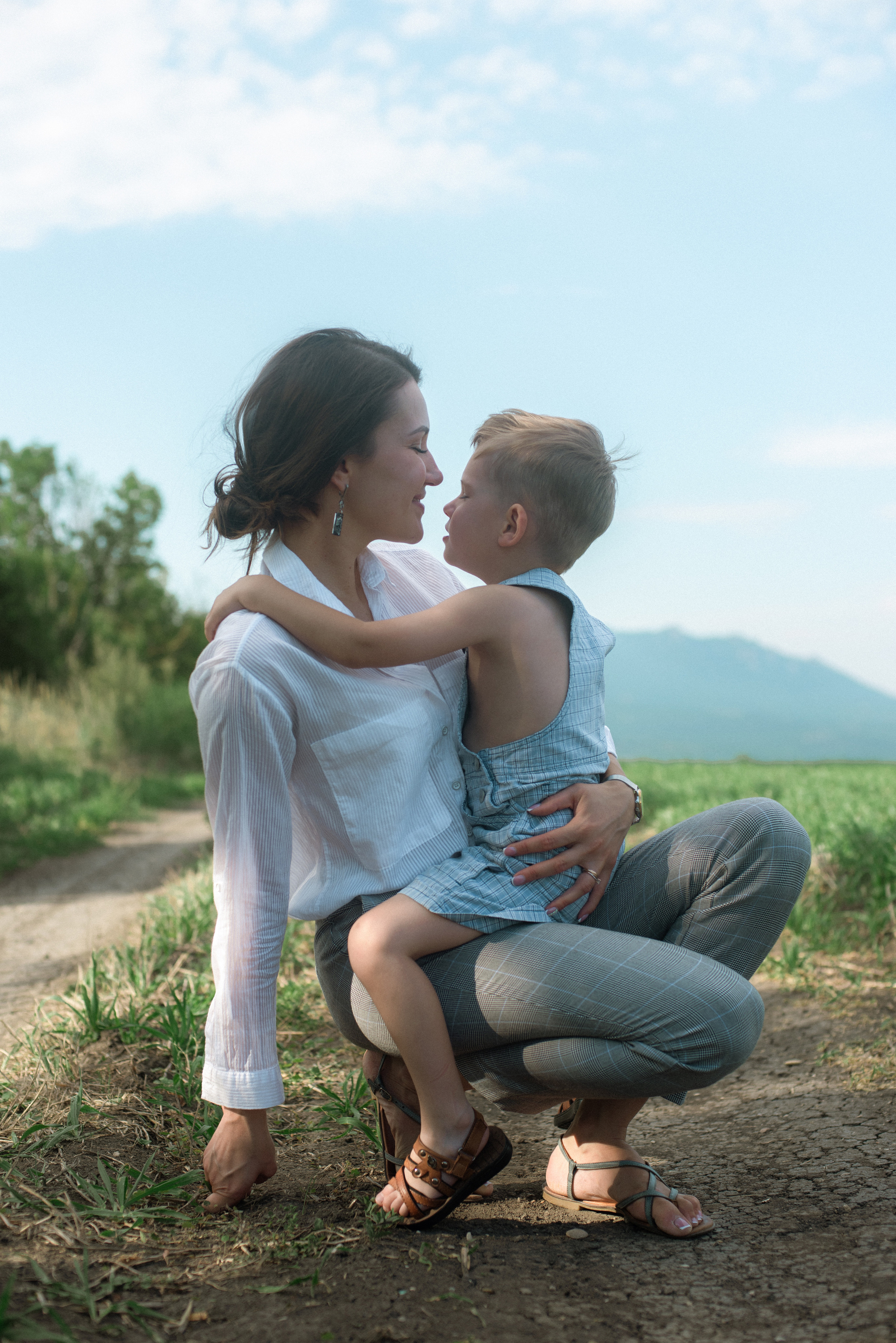 Олеся и Ермолай. Летом на поле. Фотограф Виктория Чокадзе