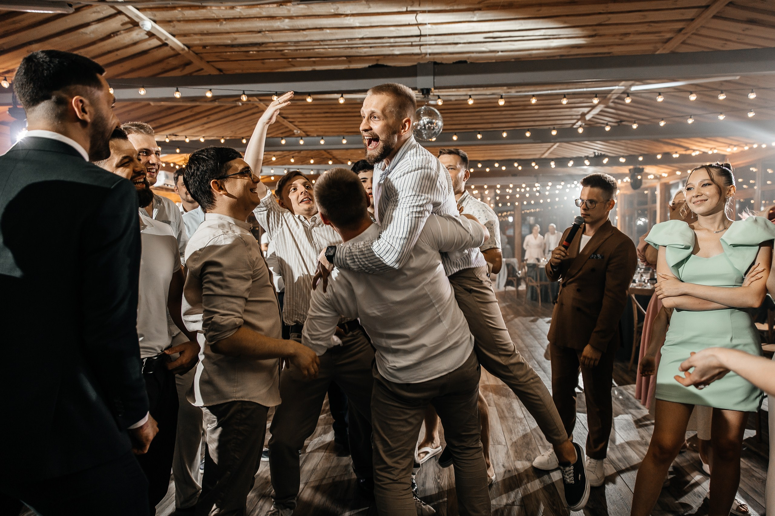 Здравствуйте! Я&nbsp;свадебный фотограф из&nbsp;Ульяновска, работаю в&nbsp;том числе по&nbsp;всей России и&nbsp;с&nbsp;выездом за&nbsp;границу. Снимаю свадьбы, lovestory, корпоративы, светский репортаж. Провожу обучение по&nbsp;фотографии, мастер-классы и&nbsp;воркшопы для других фотографов.