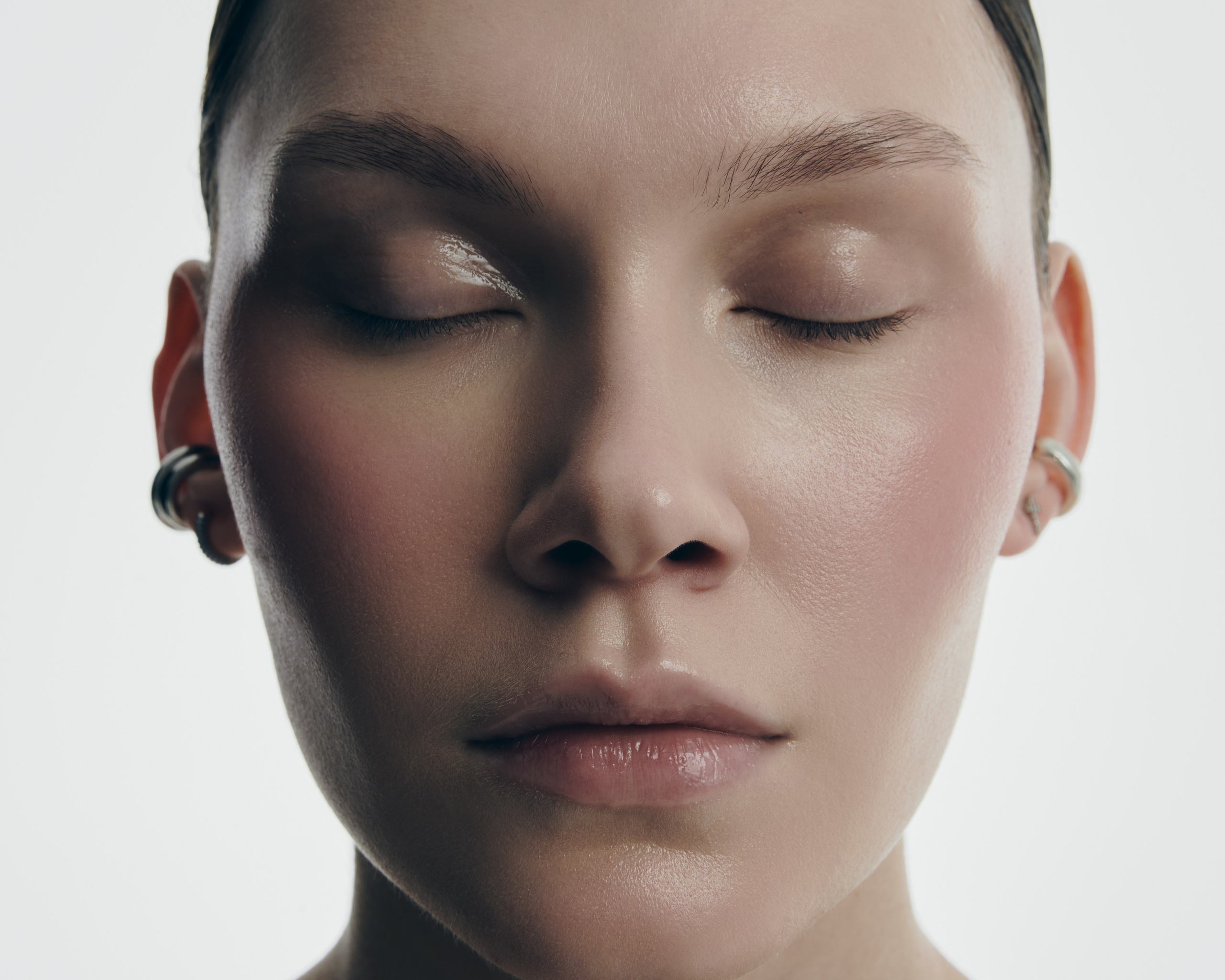 Студийная бьюти-съёмка — Артём ГалицкийПровожу профессиональные бьюти-съёмки в студии: фокус на коже, макияже, деталях и световом рисунке. Работаю с косметическими брендами, визажистами, продакшенами и креативными командами. Создаю чистые и выразительные бьюти-кадры для кампейнов, портфолио, каталога или социальных сетей.Грамотно выстраиваю свет, понимаю особенности работы с глянцем, текстурой кожи и бликами. Опыт в гаферстве помогает контролировать техническую часть съёмки — от расстановки оборудования до финального сетапа.