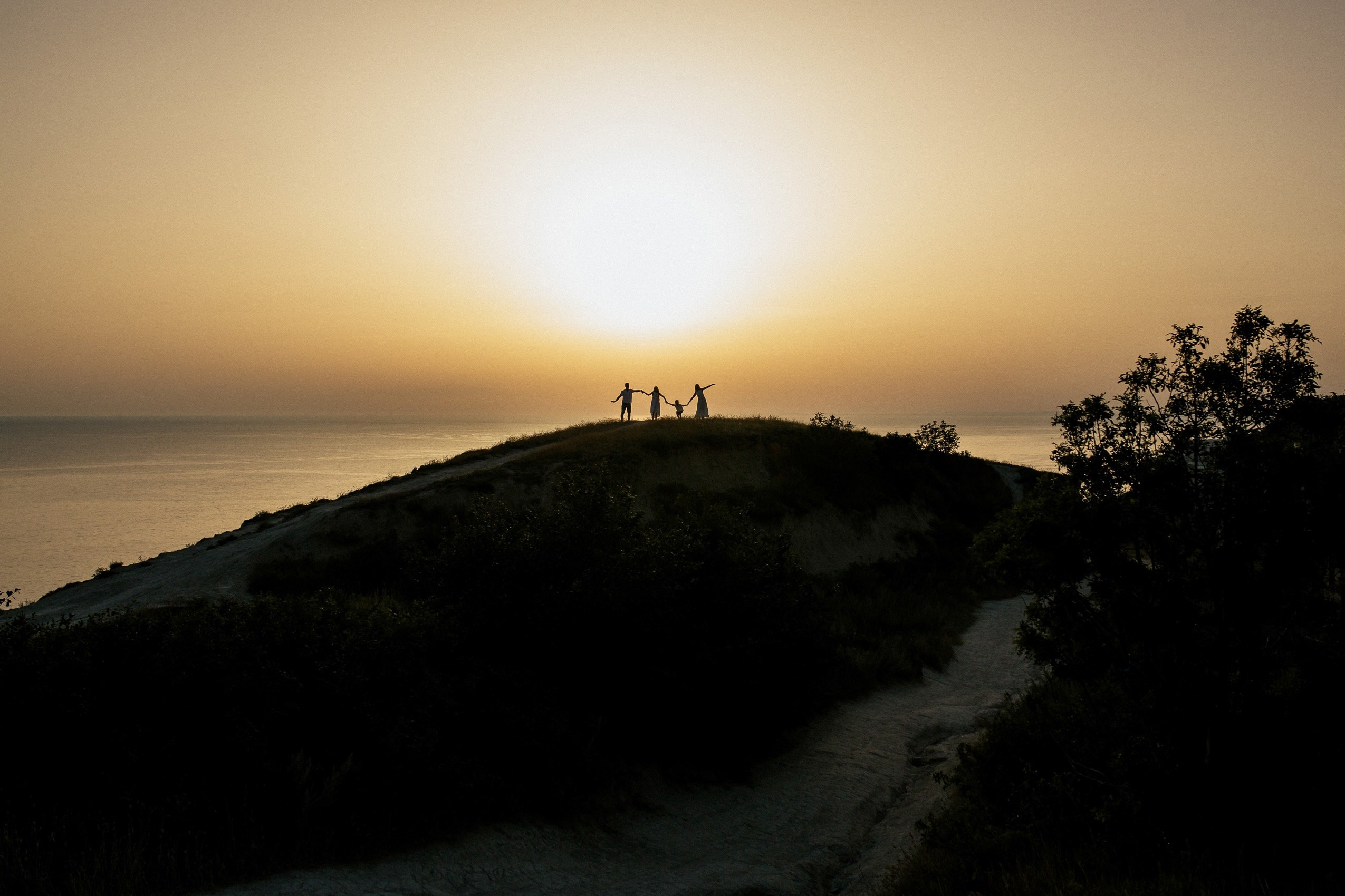 Семейное фото на фоне заката на Лысой Горе.