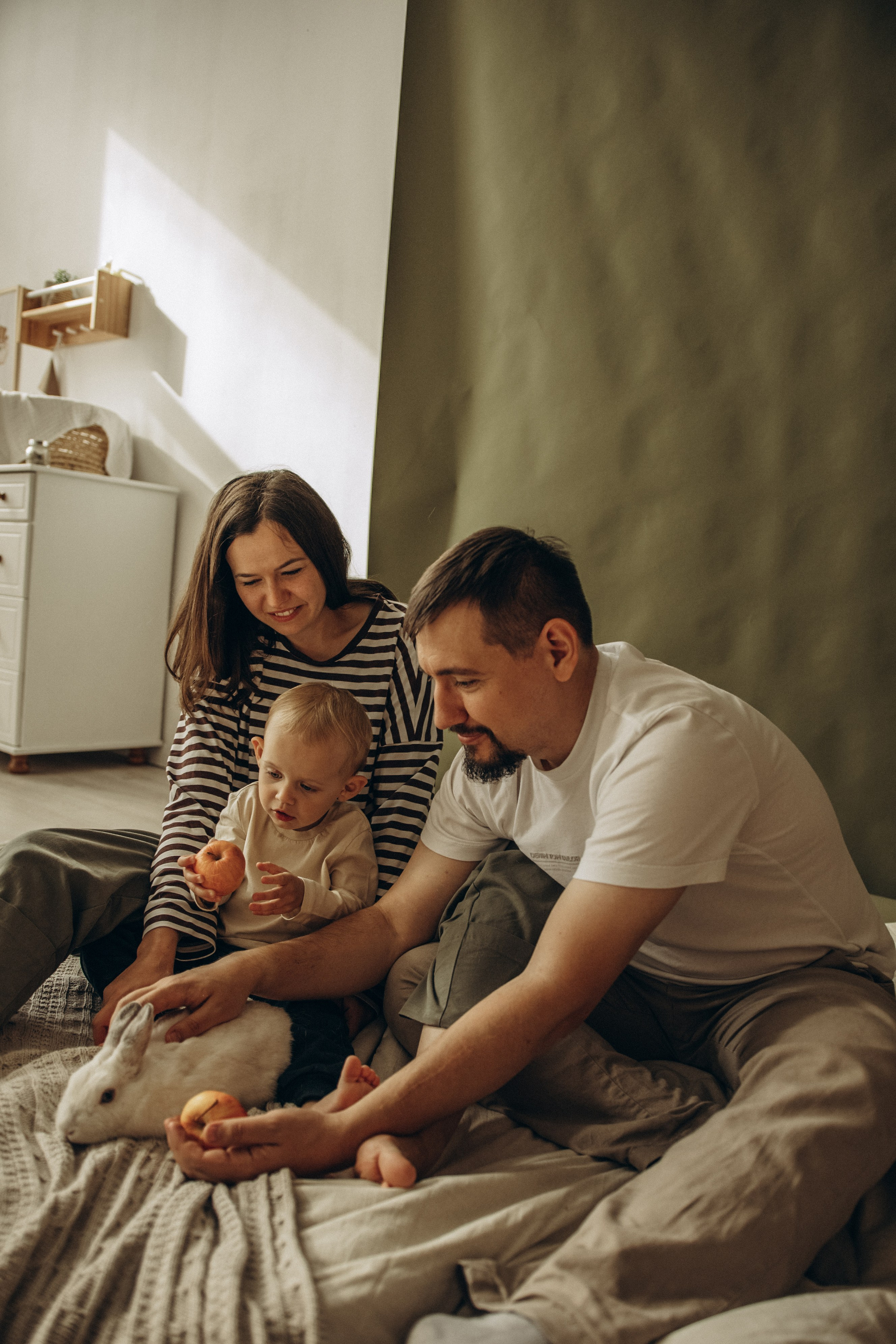 Ярослав и яблоки. Гаврилова Настя семейный фотограф lifestyle в Москве