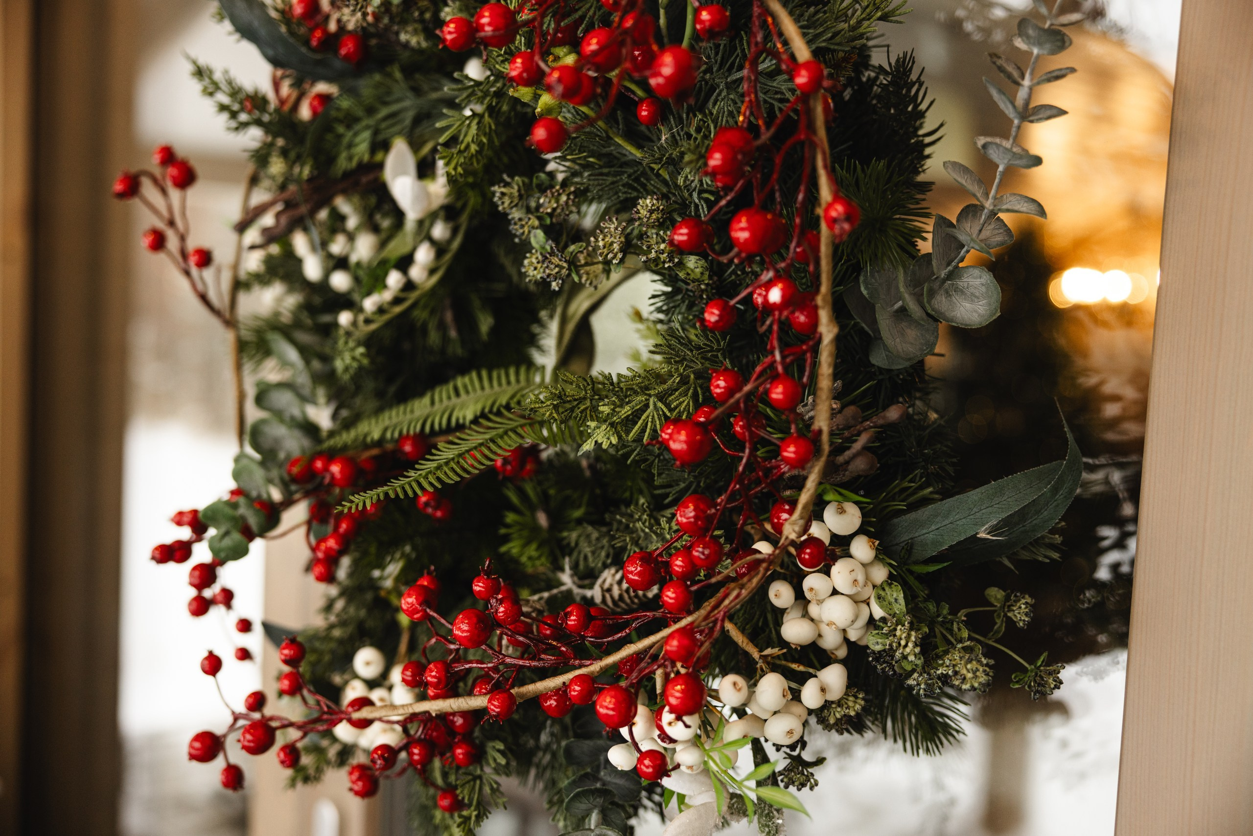 Украшение загородного дома 'Панорама' в Сургуте: сказочные зимние декорации, яркие гирлянды, новогодние украшения, ёлка и ёлочные игрушки