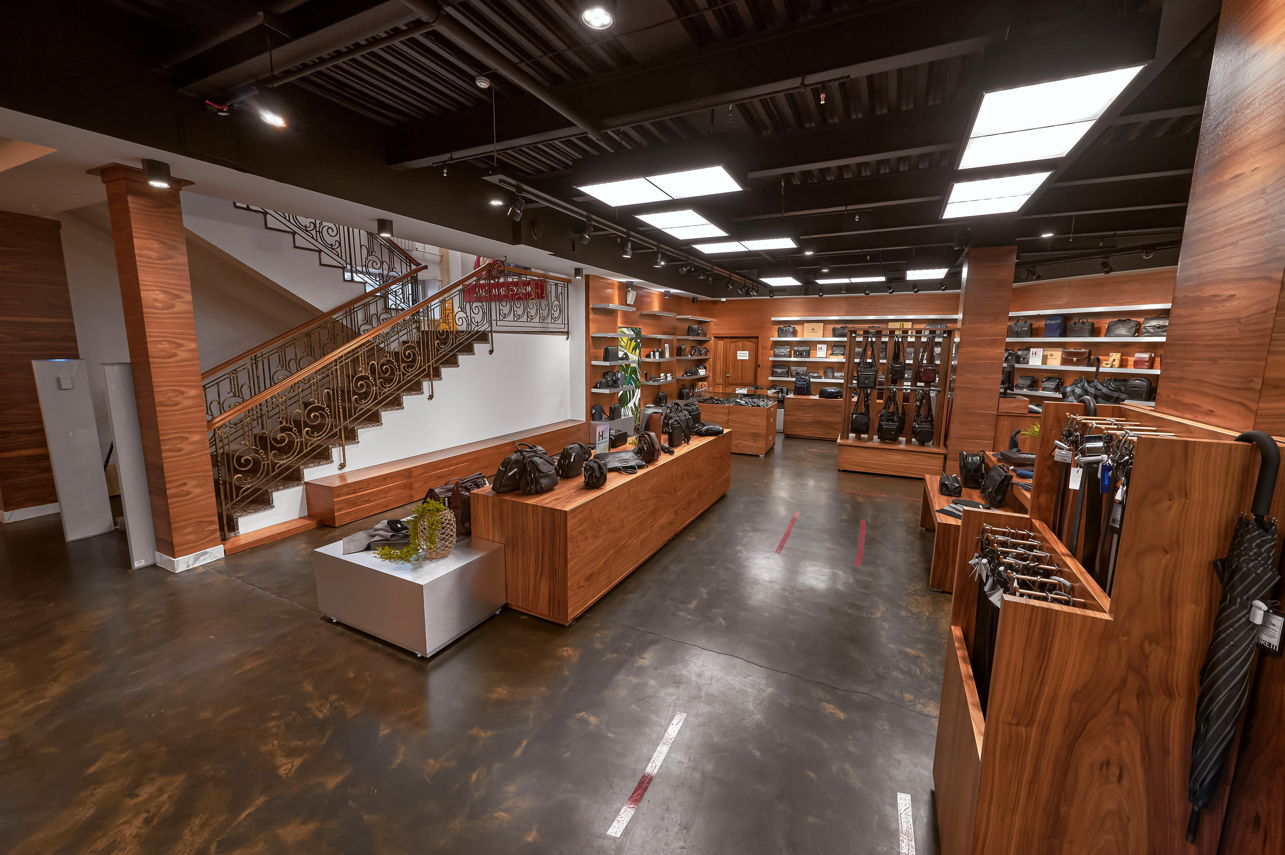 Портфолио по интерьерной и экстерьерной фотосъёмки: Мир сумок — Левый берег. Фотограф Яковлев Роман — Красноярск