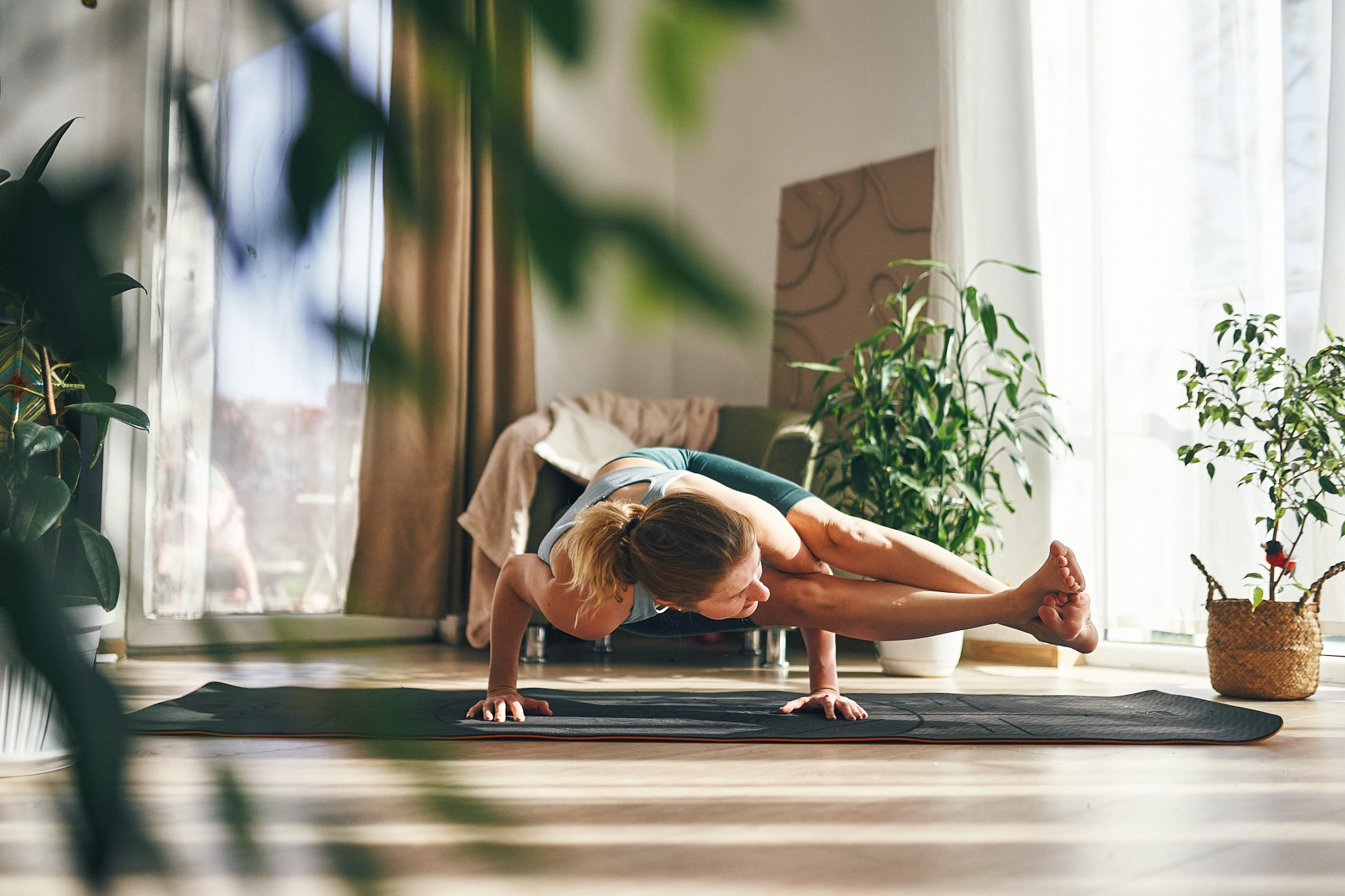 Репортажная съемка йога класса на берегу моря. Фотограф в Сочи Катя Гончарова