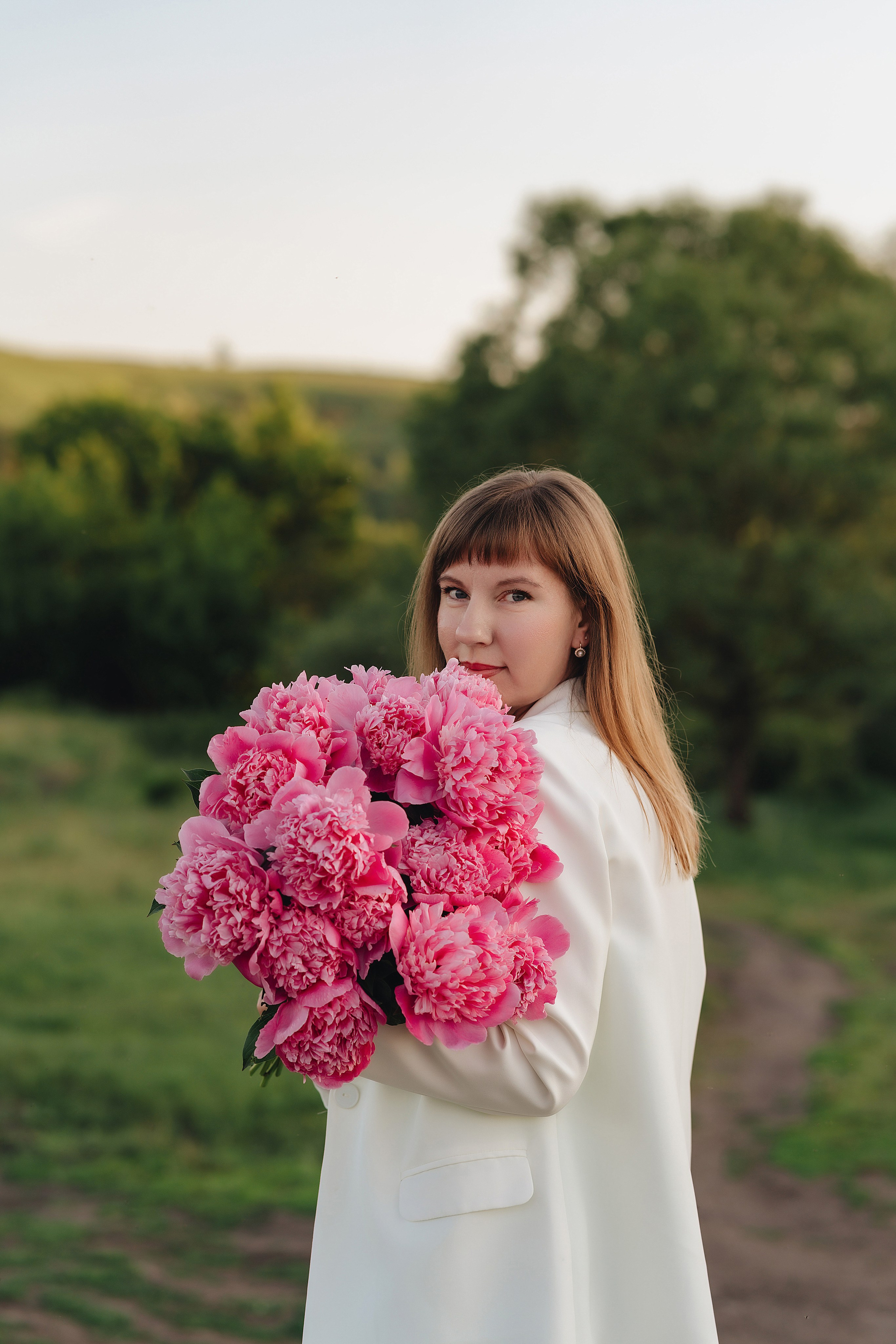 Анастасия | Съемка на закате с букетом пионов. Фотограф Карина Шмулёва. Воронеж и область