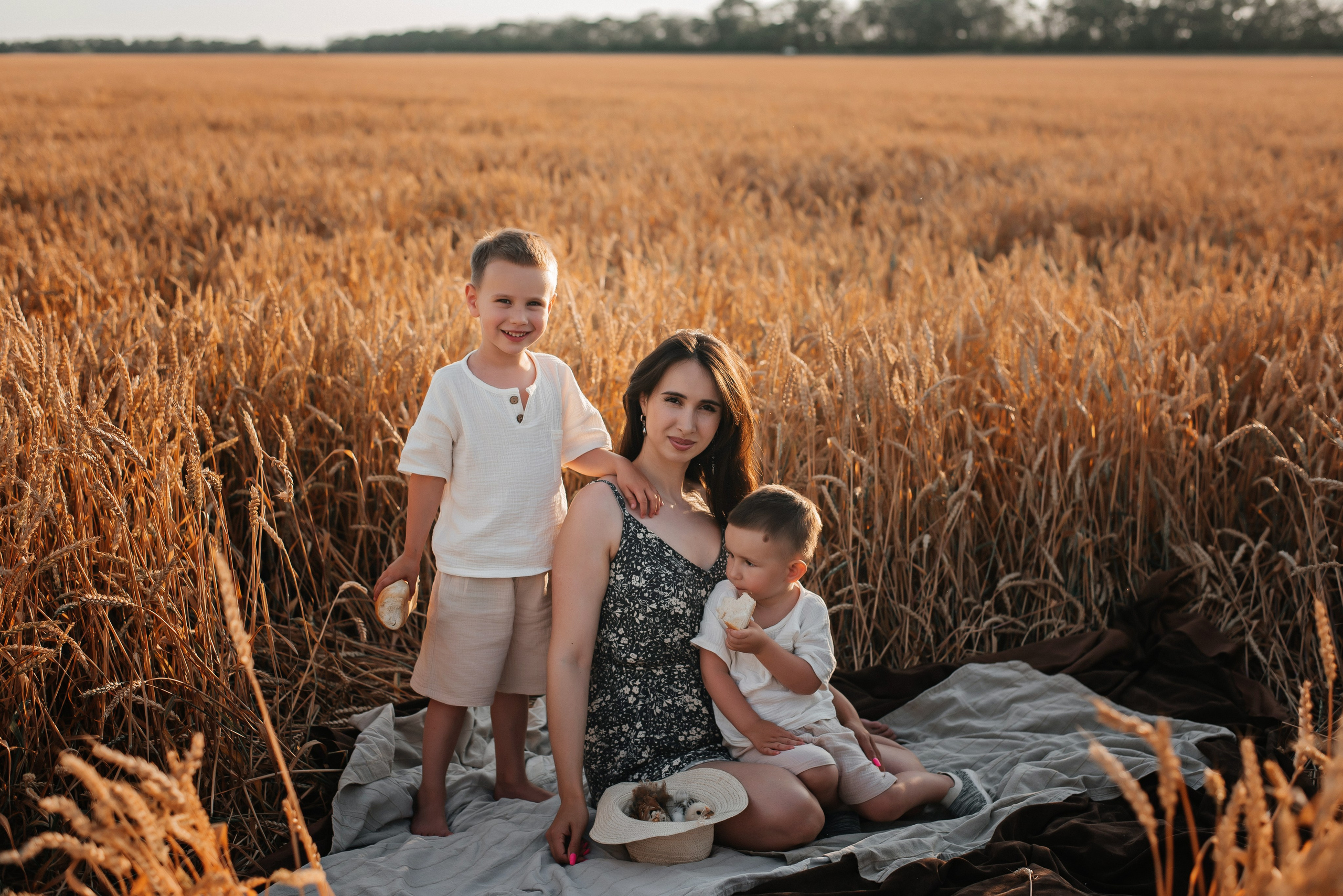 В поле на закате. Детский и семейный фотограф выпускной альбом Приморско-Ахтарск