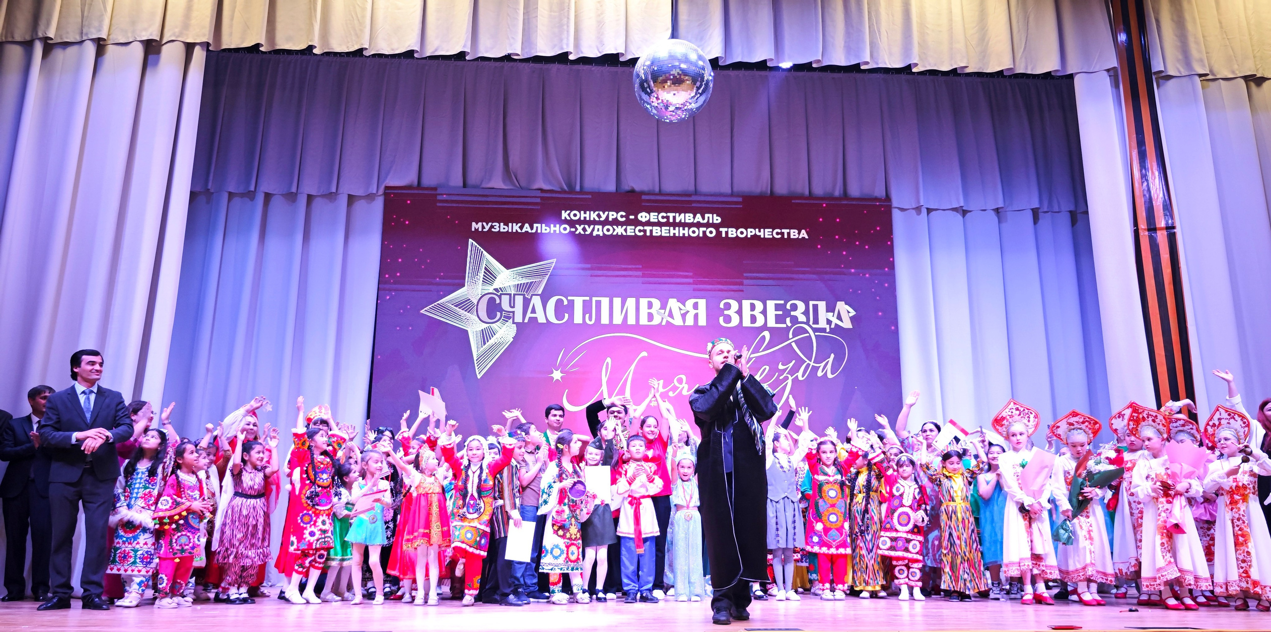 1 ноября 2025 г, г. Бохтар, Таджикистан. Золотое яблочко