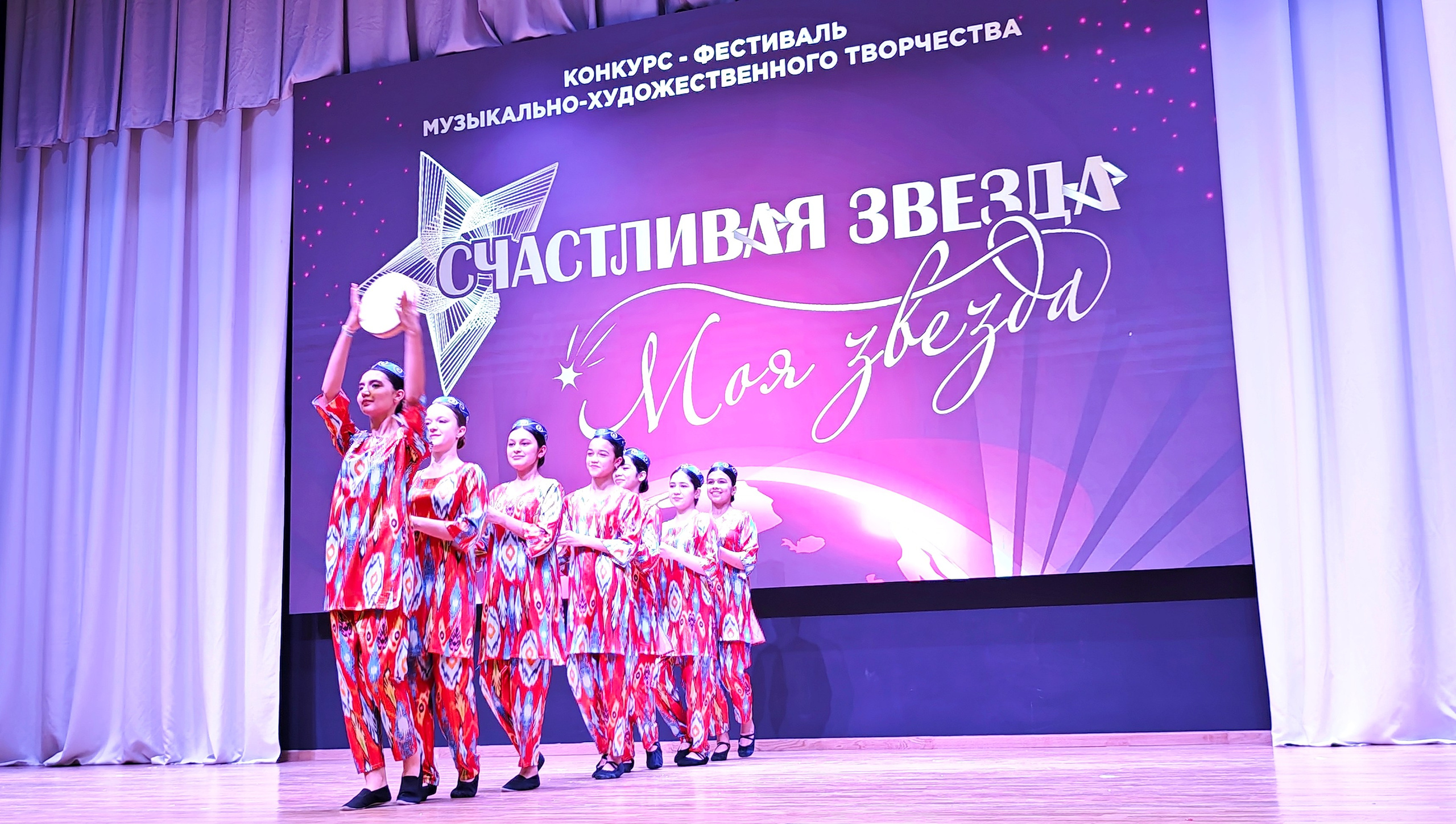 1 ноября 2025 г, г. Бохтар, Таджикистан. Золотое яблочко