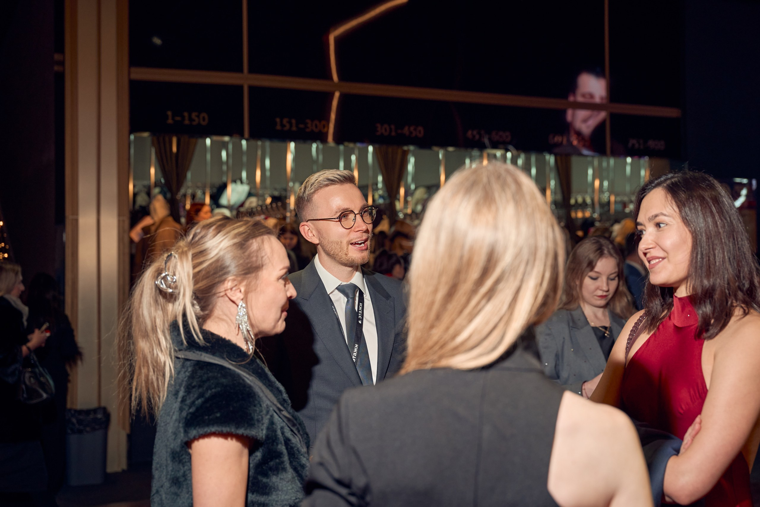 репортажный снимок общения людей во время корпоратива