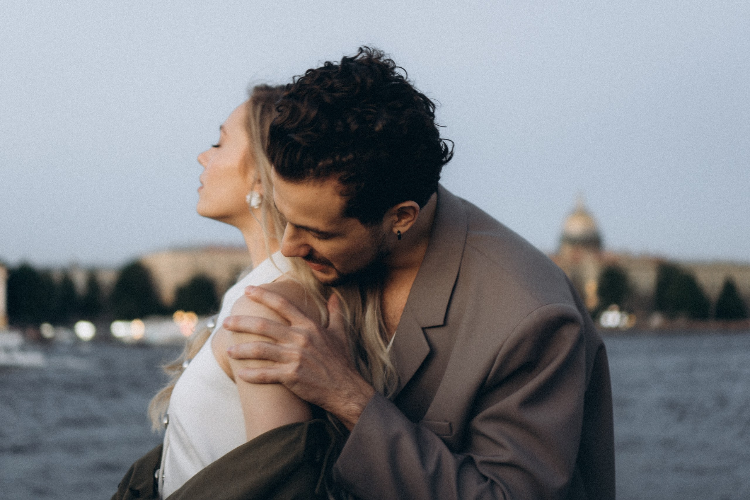 СВАДЕБНАЯ СЬЕМКА ПАРЫ НА РАССВЕТЕ В БЕЛЫЕ НОЧИ И ПРОГУЛКА С РАЗВОДНЫМИ МОСТАМИ И ПИКНИК ВОЗЛЕ ИСАКИЕВСКОГО СОБОРА. Профессиональный фотограф, Санкт-Петербург — Виктория Богомолова