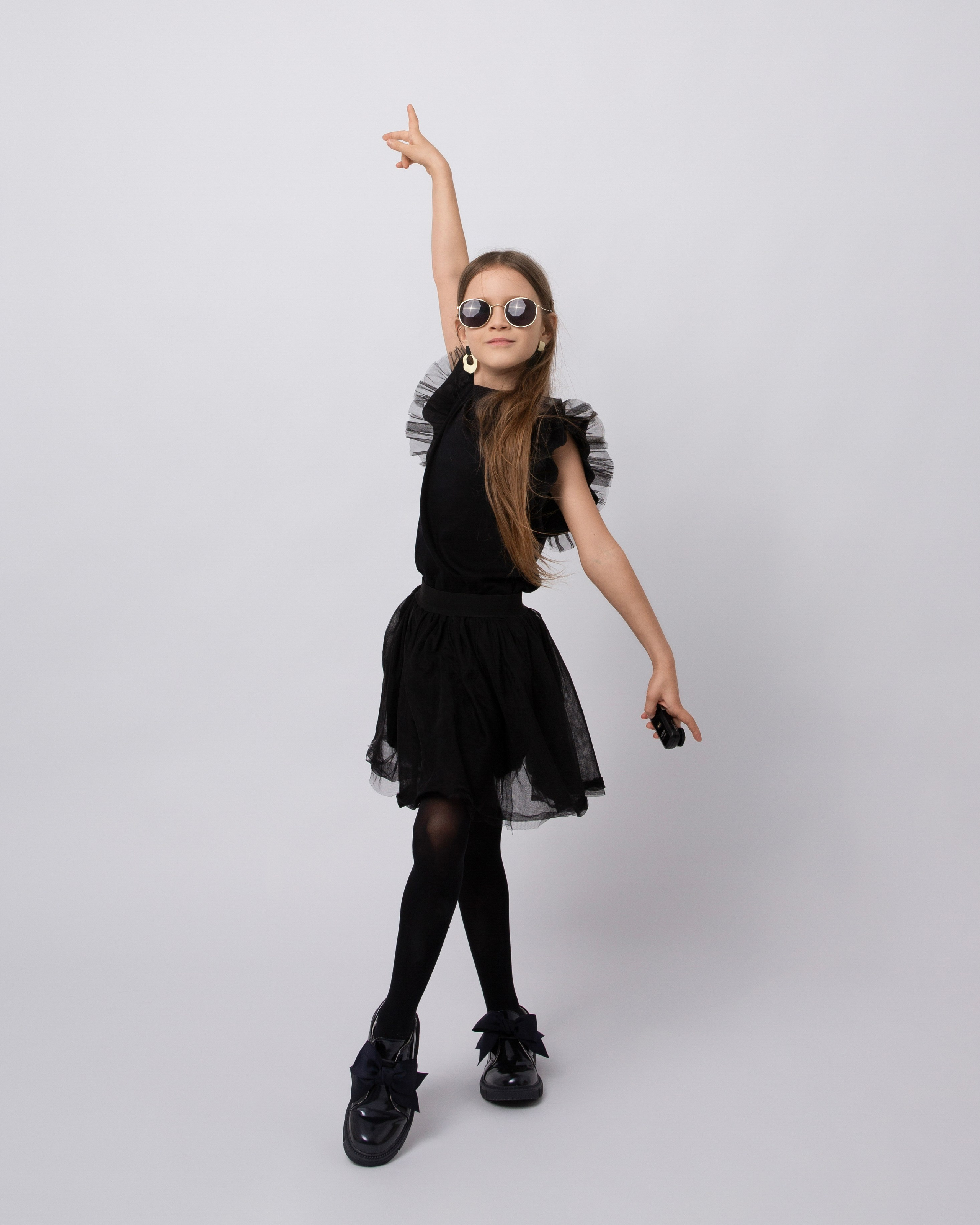 Стильное детское фото девочки в черном платье в фотостудии в Самаре